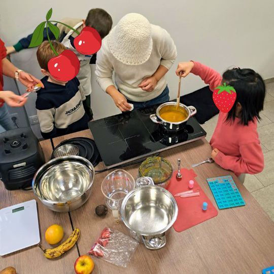 Gezonde gummibeertjes maken, inclusief DIY kit! Verbindende kookworkshop voor (groot)ouders en hun (klein)kinderen - Foto