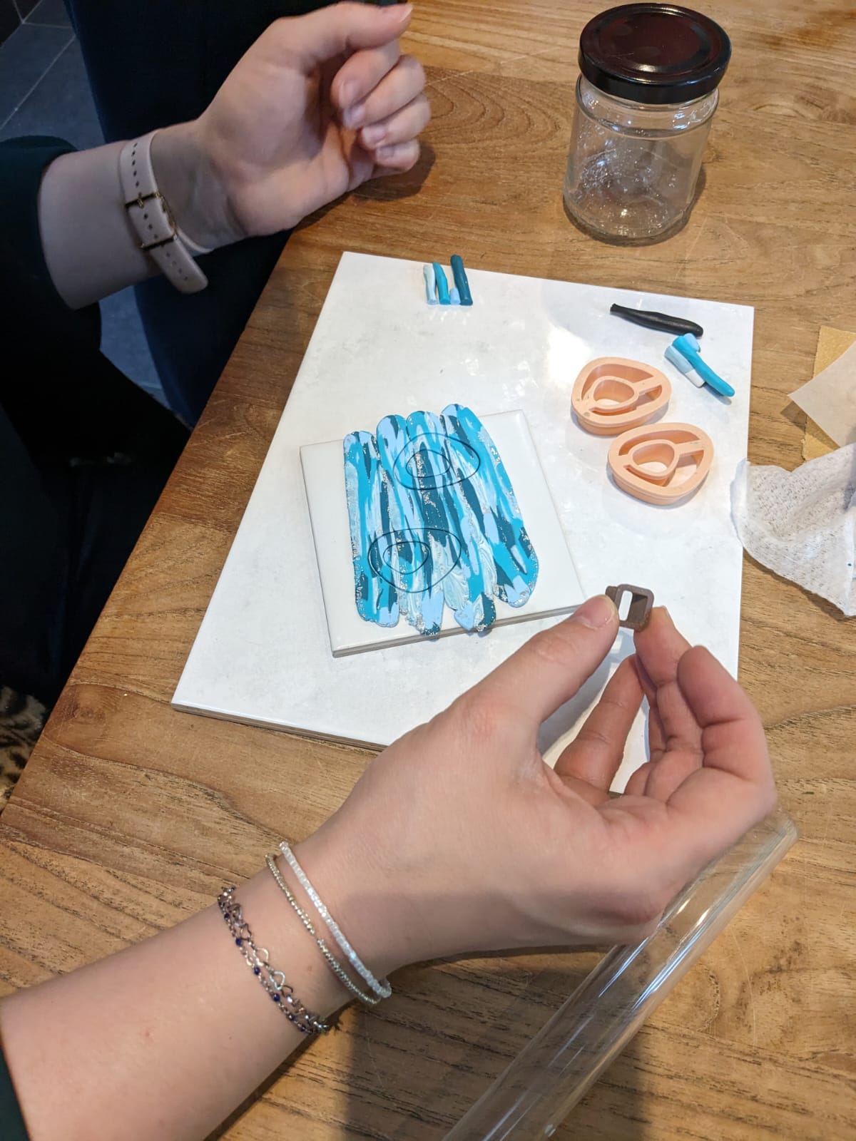 Privé workshop: Een origineel cadeau voor je partner: leuke oorbellen uit polymeerklei - Foto