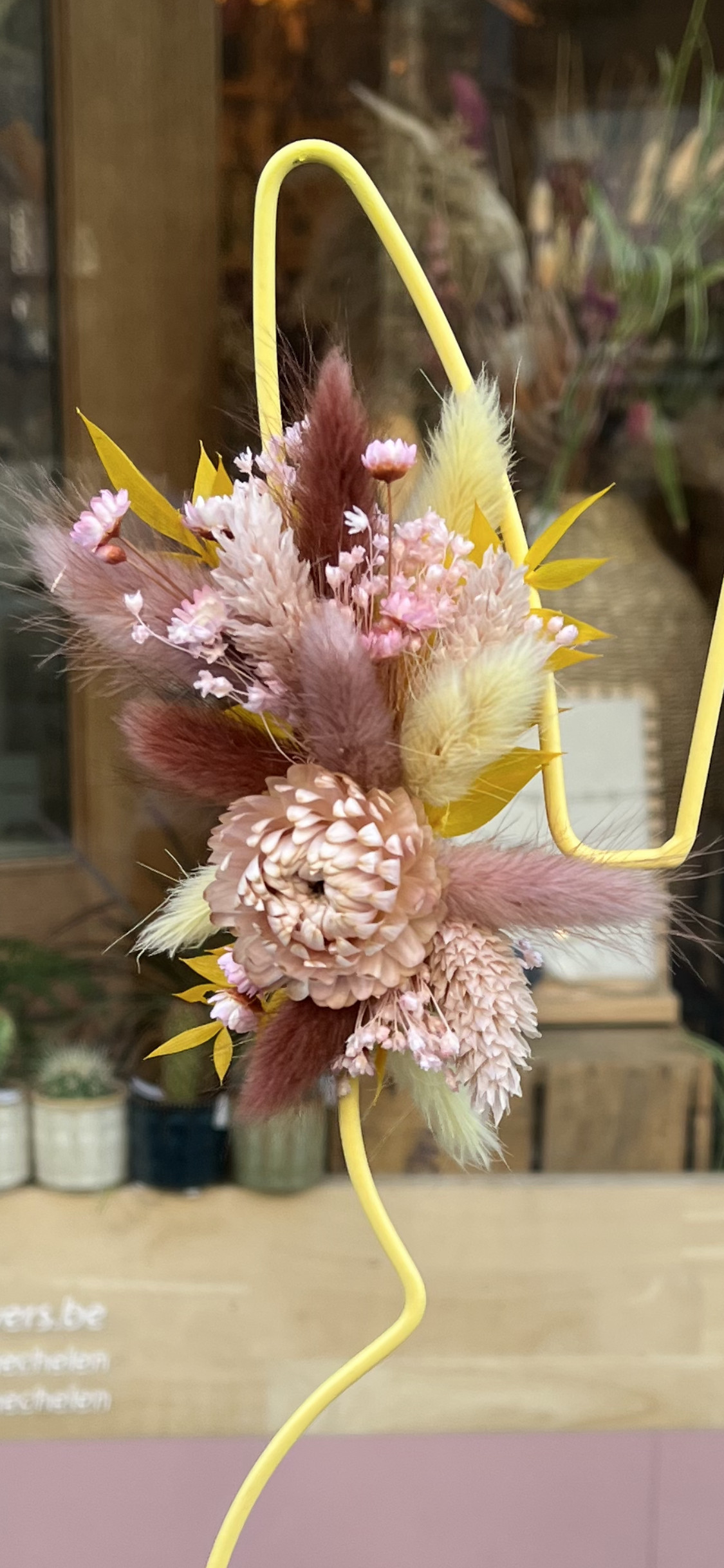 Paashaas met droogbloemen - Foto