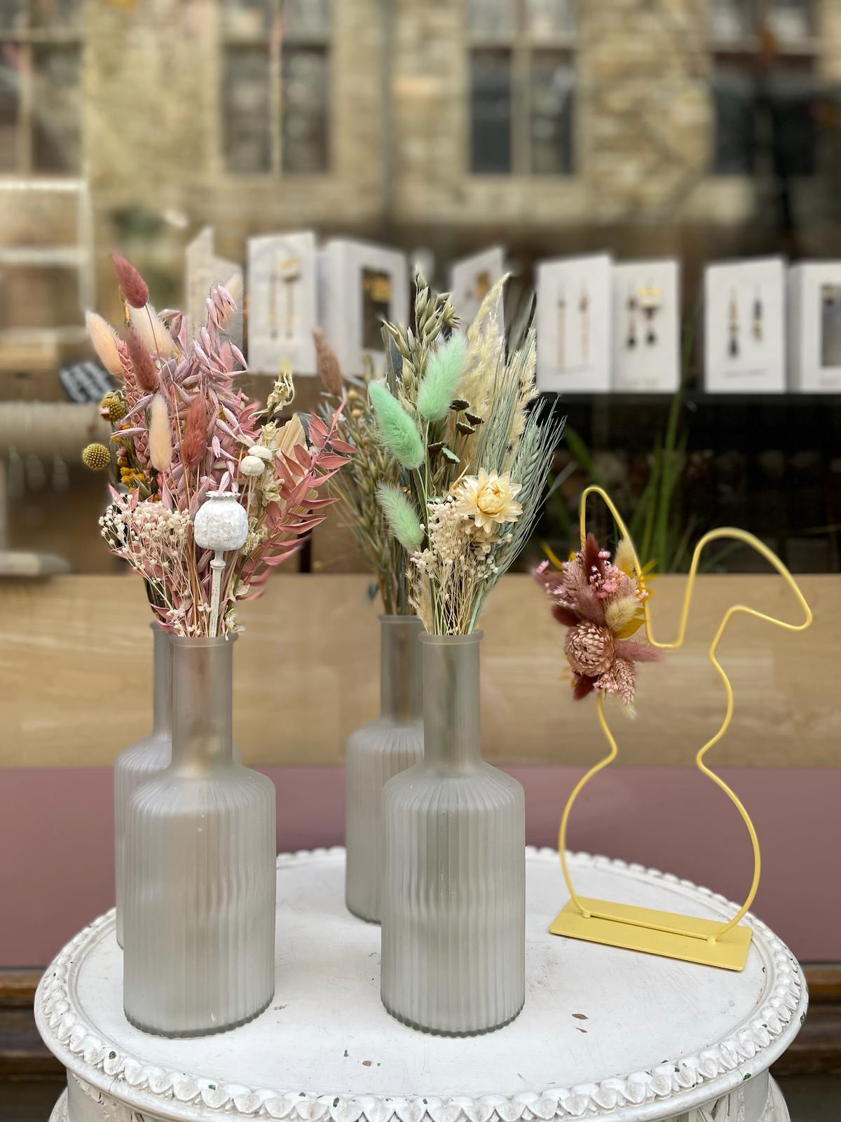 Paashaas met droogbloemen - Foto