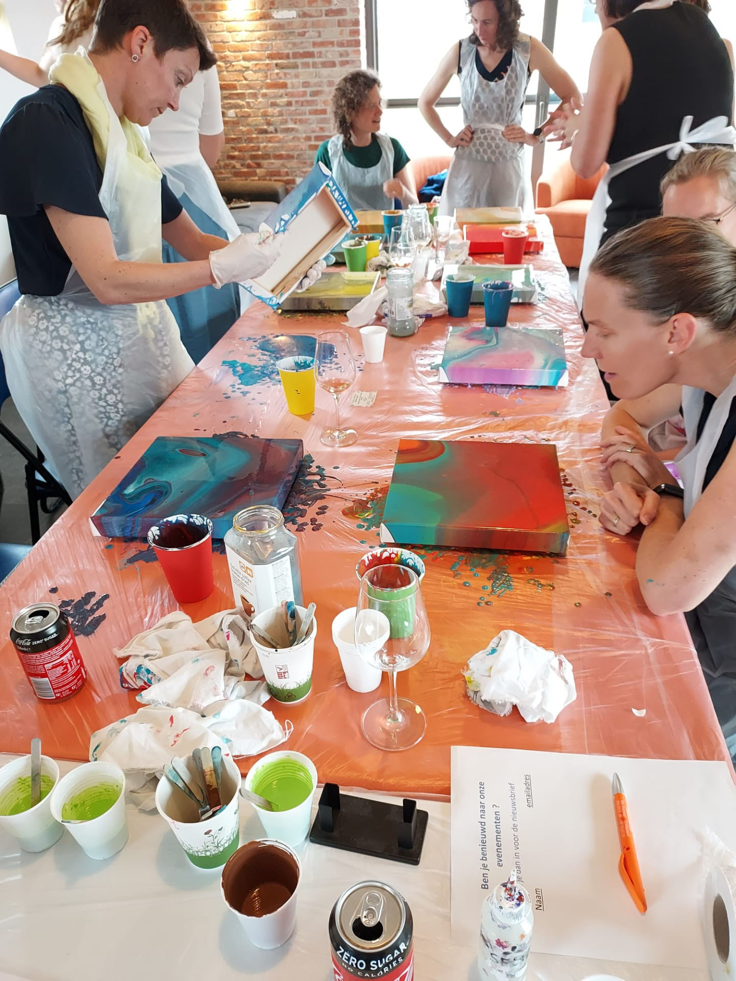Workshop gieten met acrylverf - Fluid Art voor groepen en teambuilding - Foto