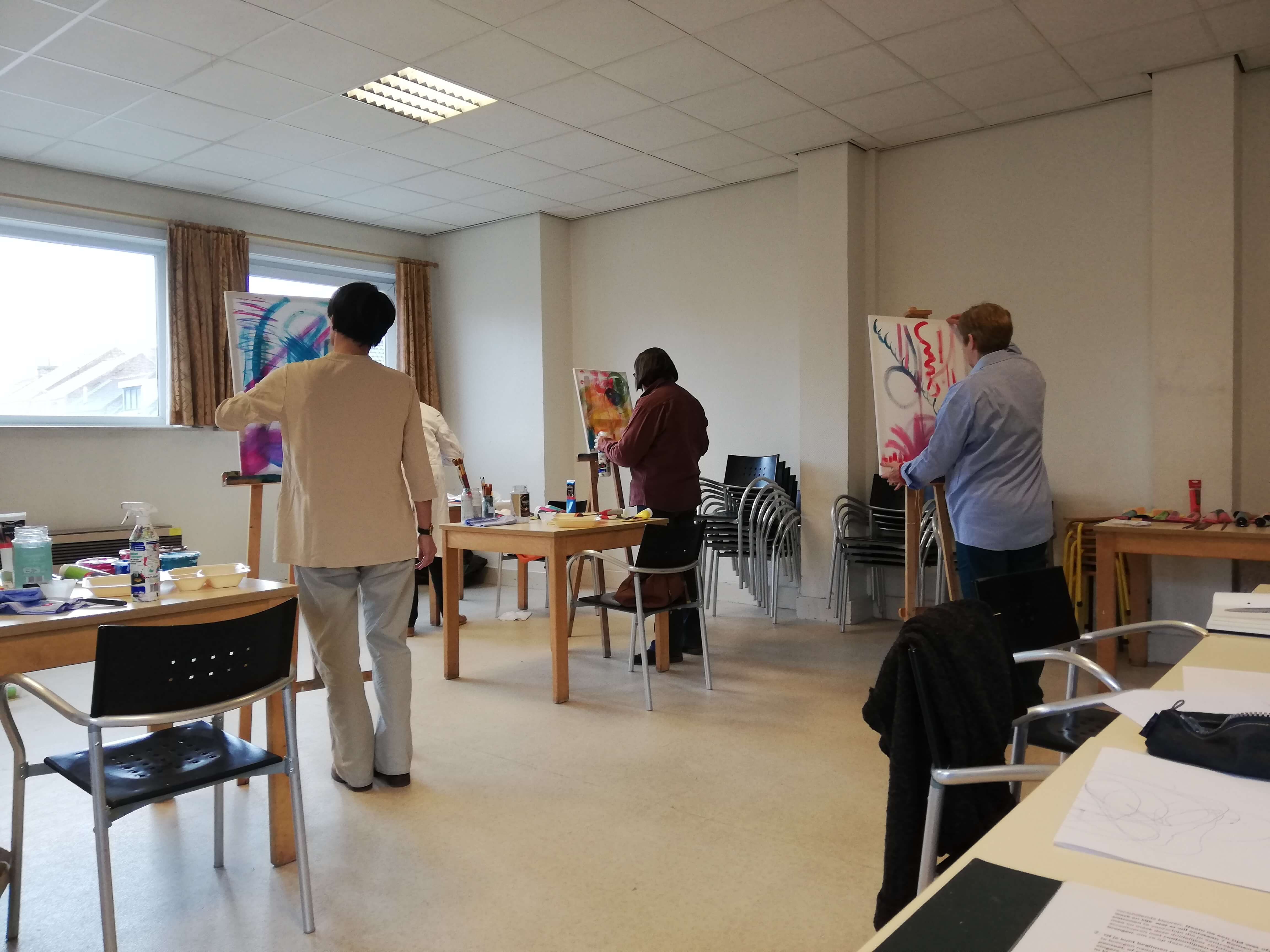 Kleuren leren kennen en mengen. - Foto