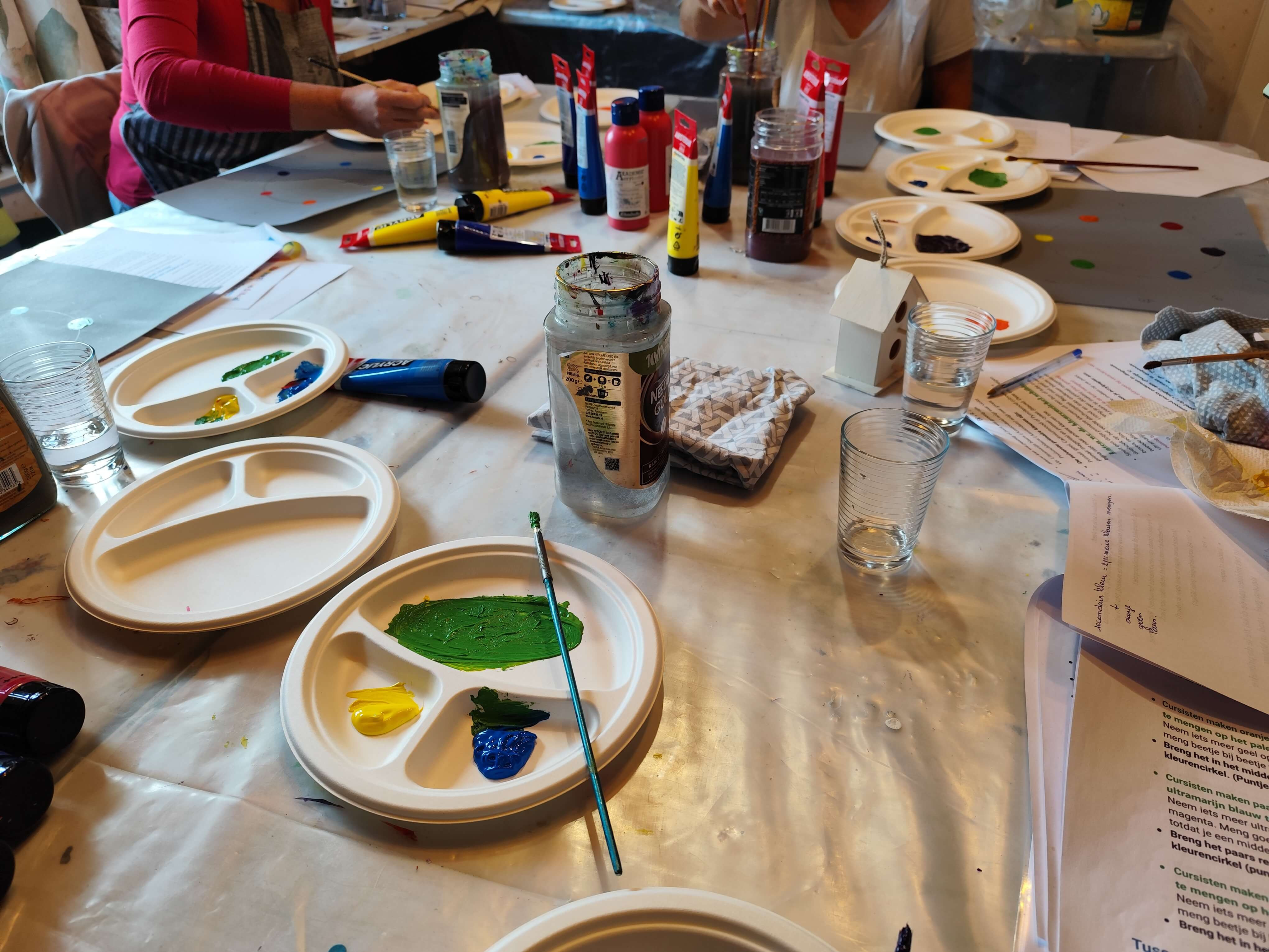 Kleuren leren kennen en mengen. - Foto