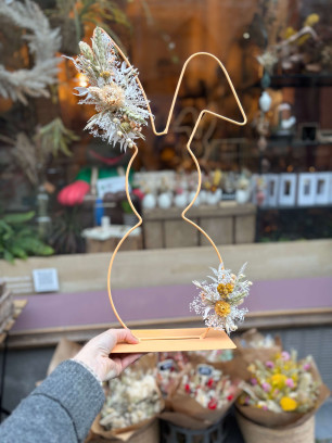 Paashaas met droogbloemen
