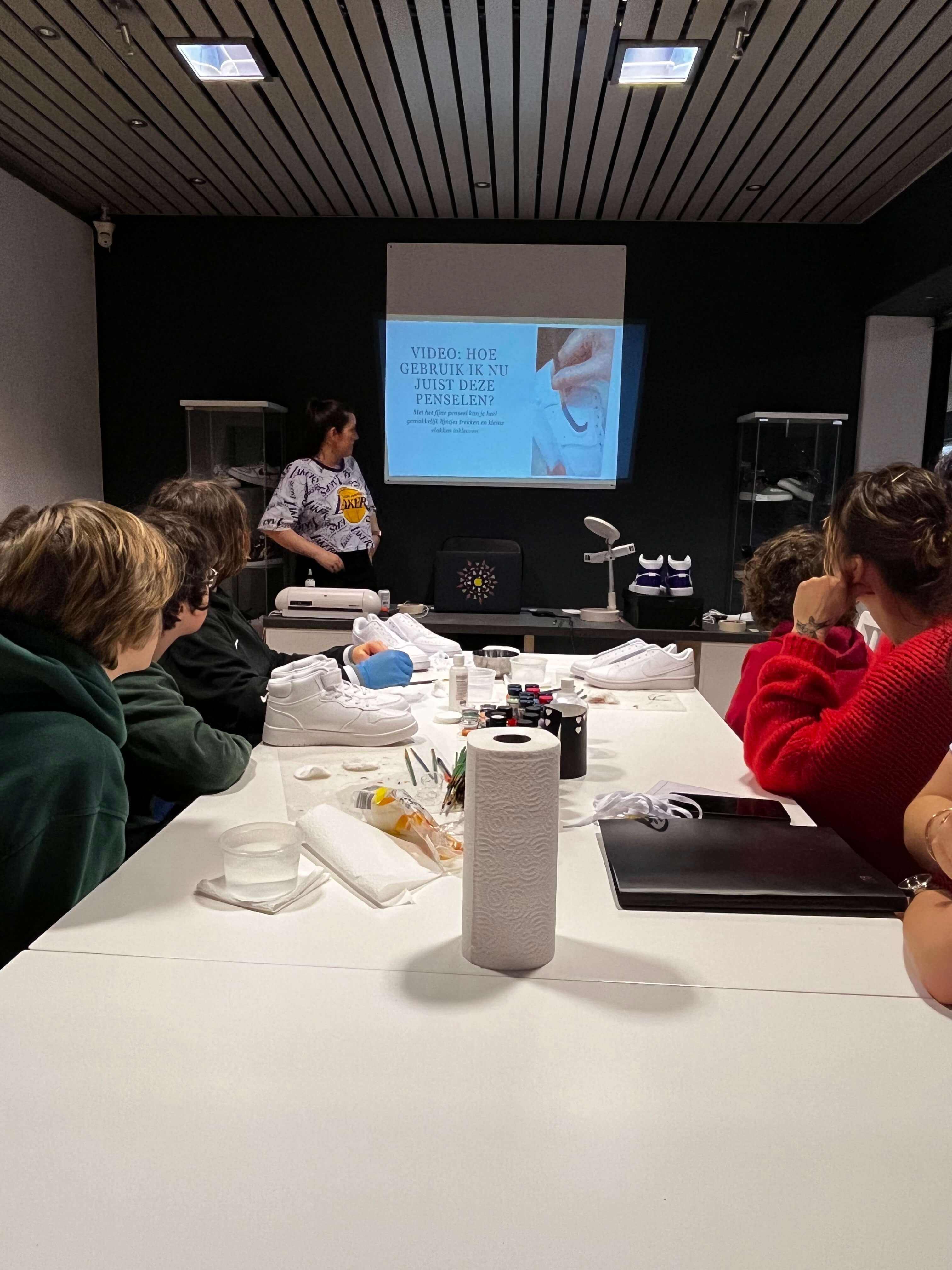 Workshop sneakers pimpen op locatie - Foto
