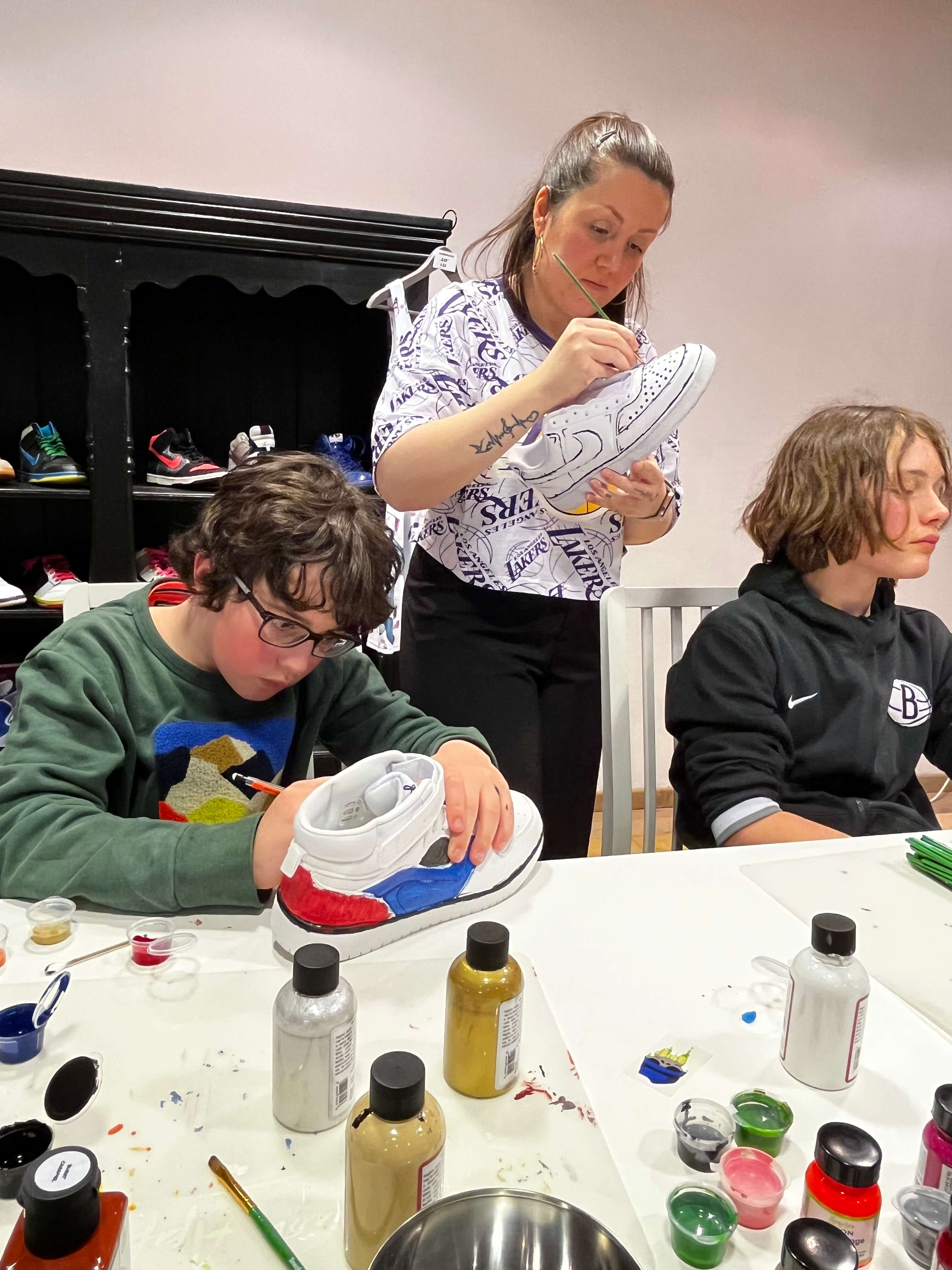 Workshop sneakers pimpen op locatie - Foto