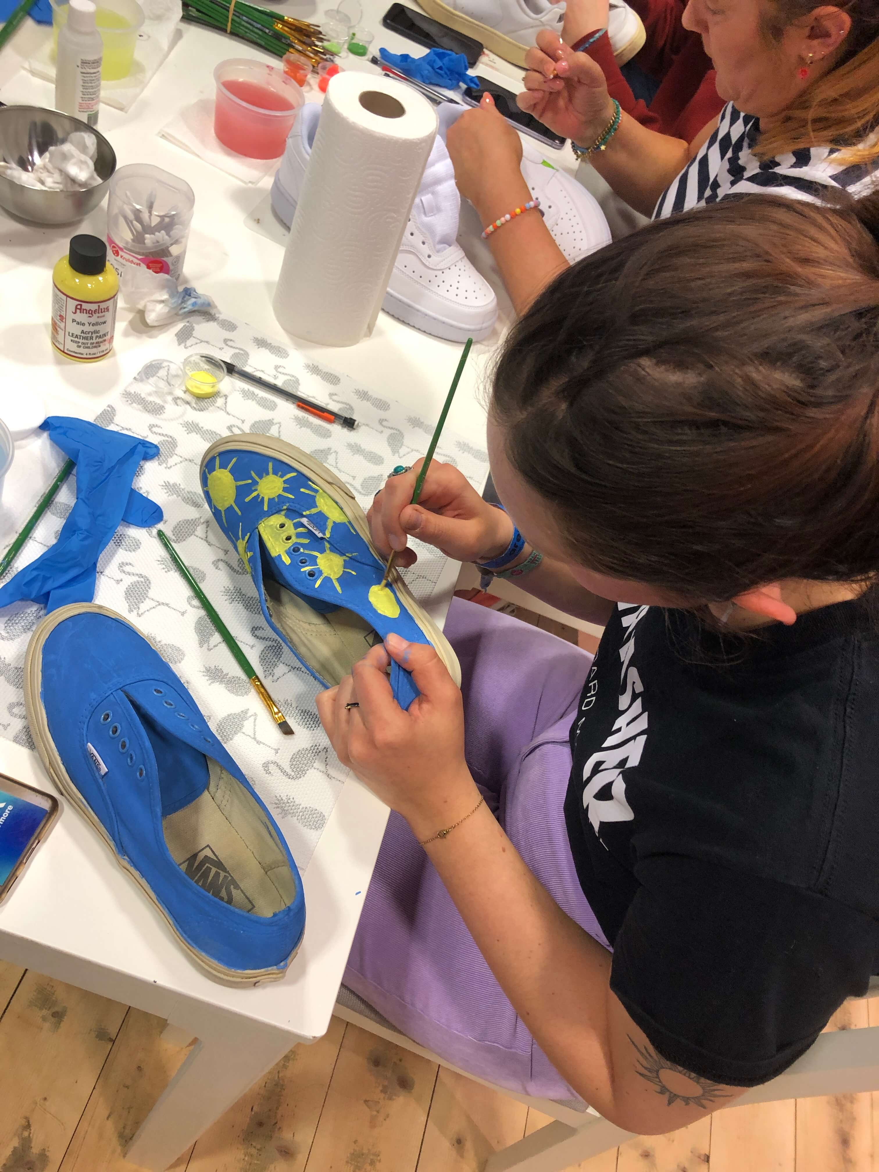 Workshop sneakers pimpen op locatie - Foto