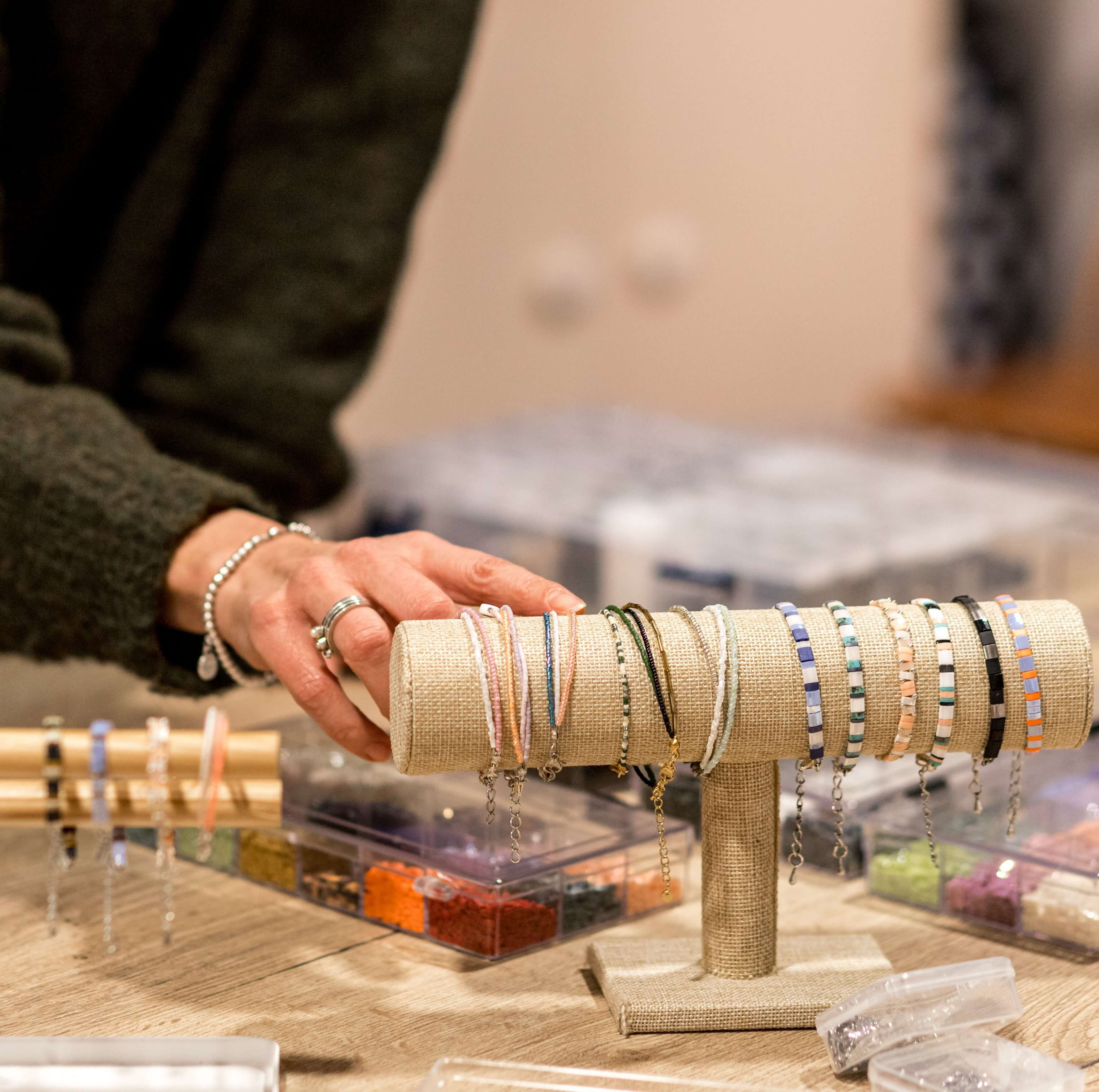 Juwelen DUO workshop - Armbanden maken - rijgtechniek - Foto