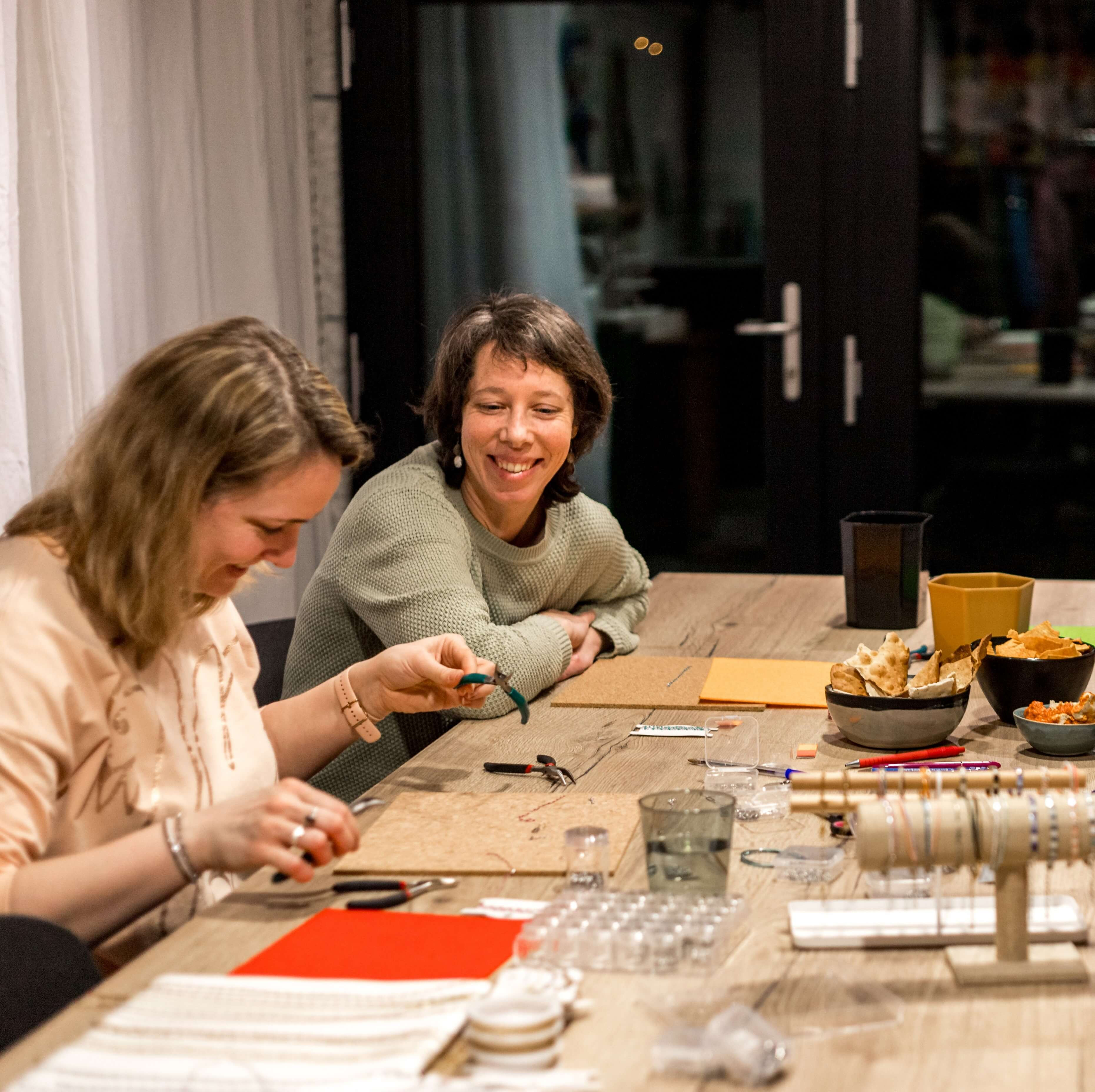 Juwelen DUO workshop - Armbanden maken - rijgtechniek - Foto