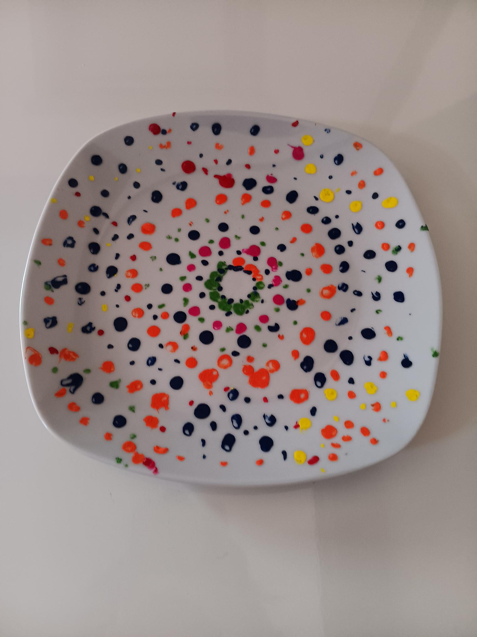 Kinderfeestje,  stippentechniek op mok of bord - Foto