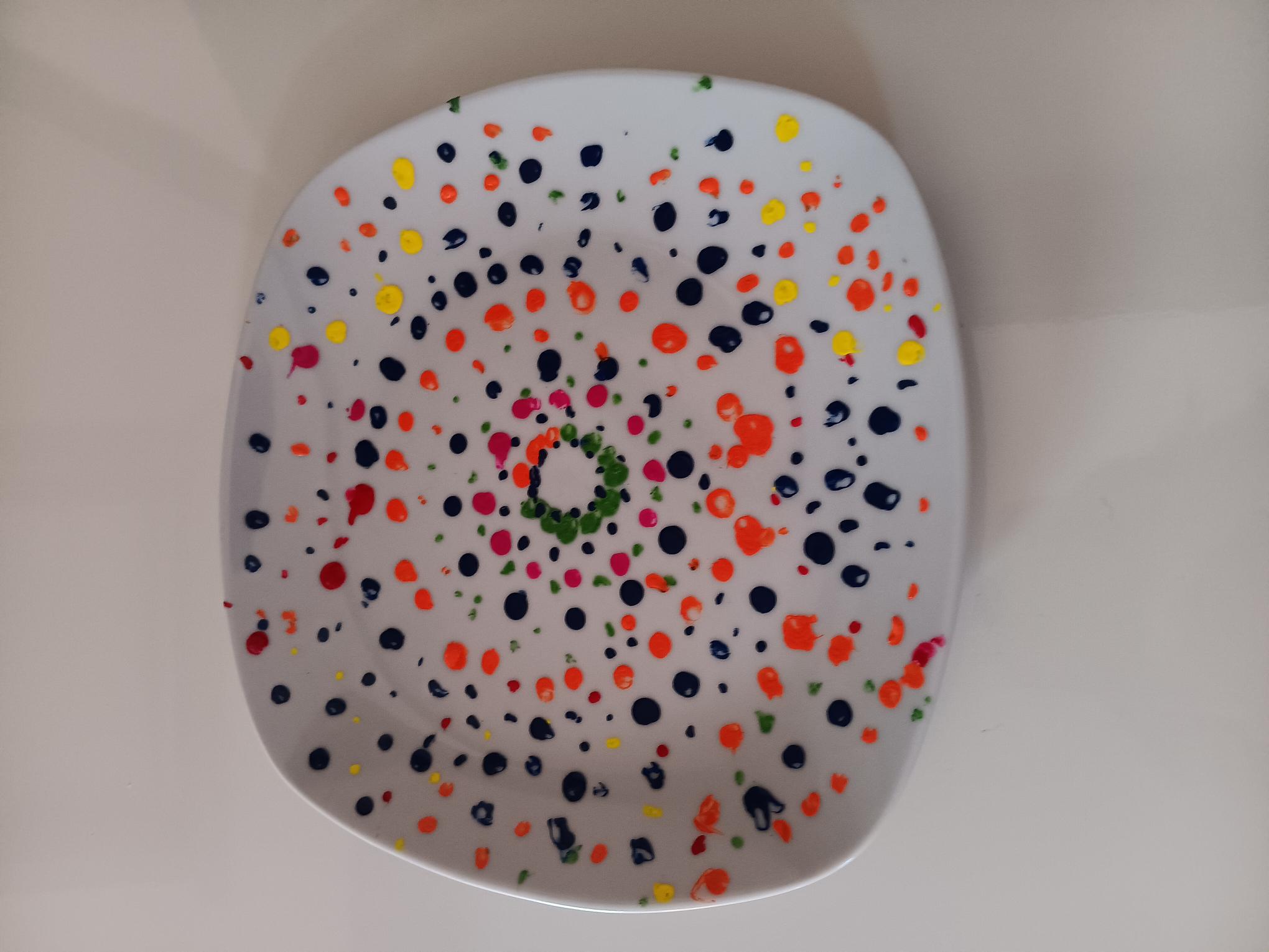 Kinderfeestje,  stippentechniek op mok of bord