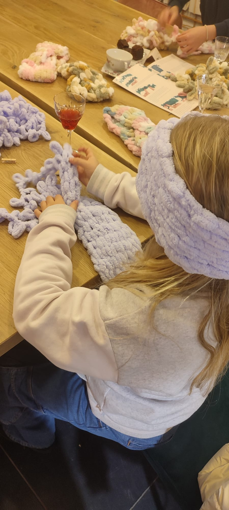 Ouder-Kind workshop: oorwarmers handbreien - Foto