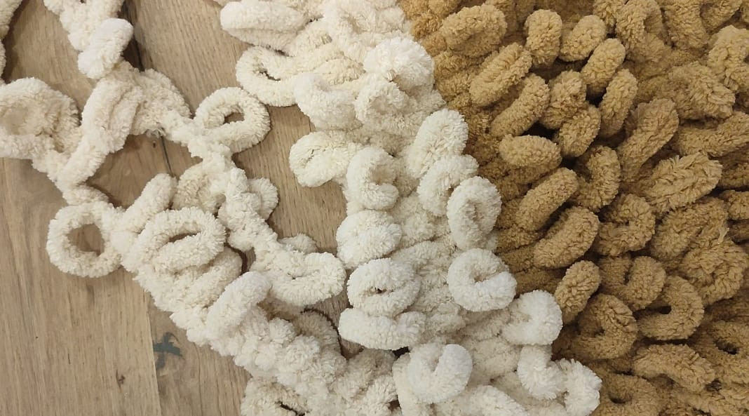 🧶 Workshop Fluffy Mat – Breien met je handen voor jouw viervoeter (of jezelf!) Breien zonder naalden? Jep, dat kan! - Foto