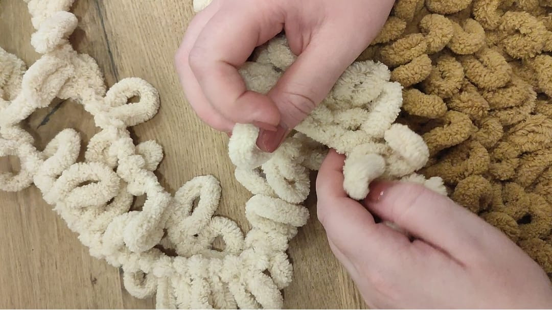 🧶 Workshop Fluffy Mat – Breien met je handen voor jouw viervoeter (of jezelf!) Breien zonder naalden? Jep, dat kan! - Foto