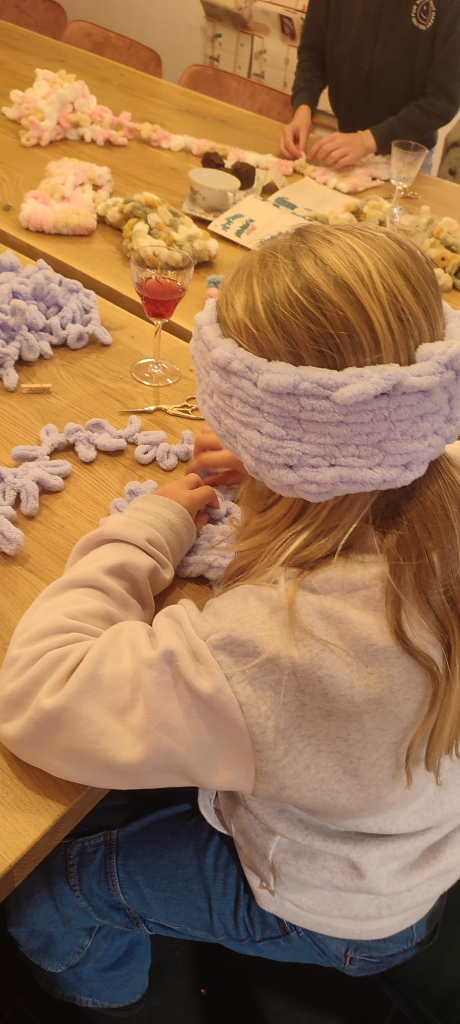 Knit & Sip: warme oren met lussenwol - handbrei je eigen haarband - Foto