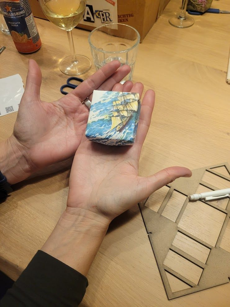 Sprookjesdoosjes plooien voor groepen bij REST 🌍 - Foto