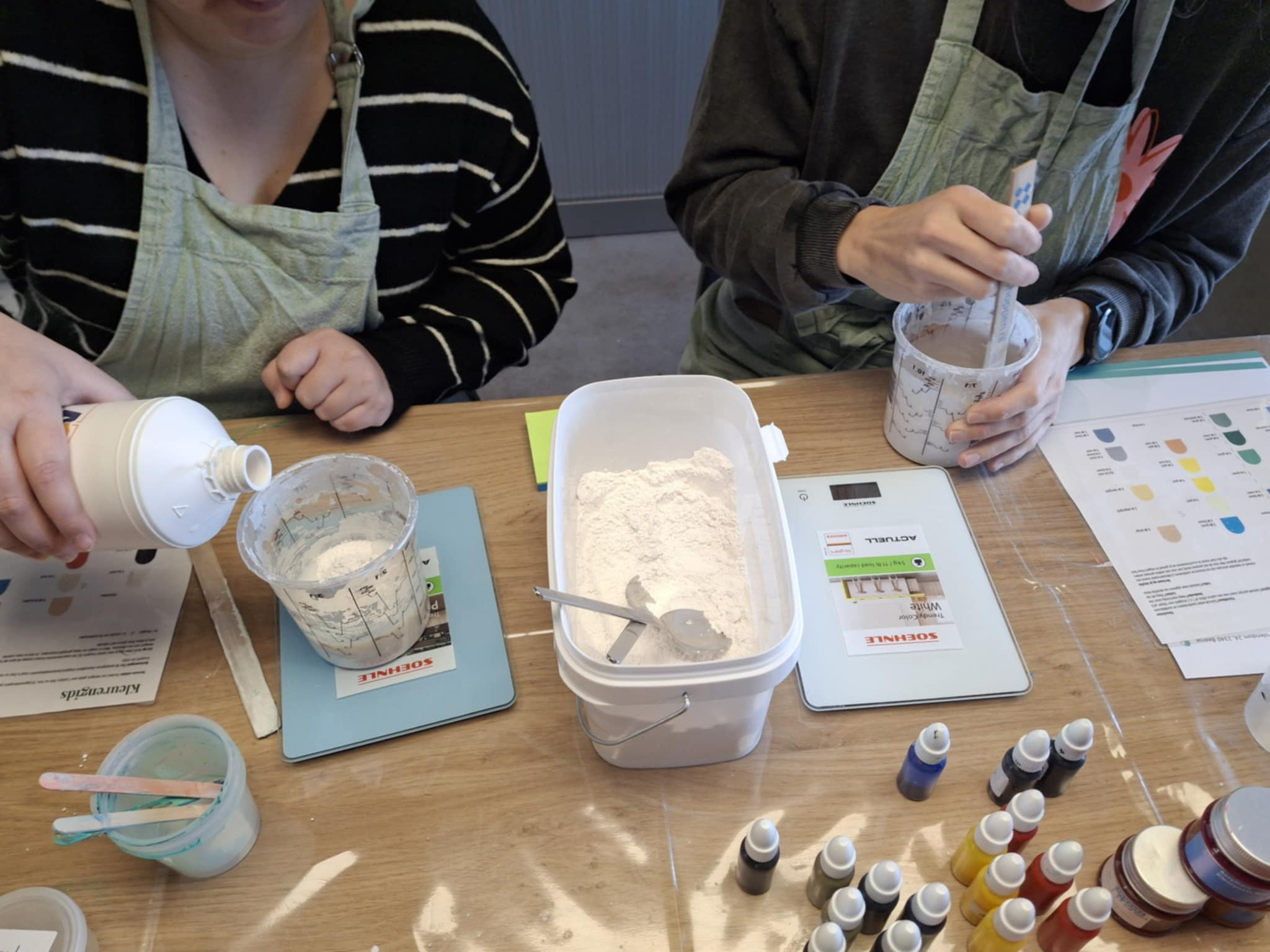 kleurrijk gieten met stukjes - Foto