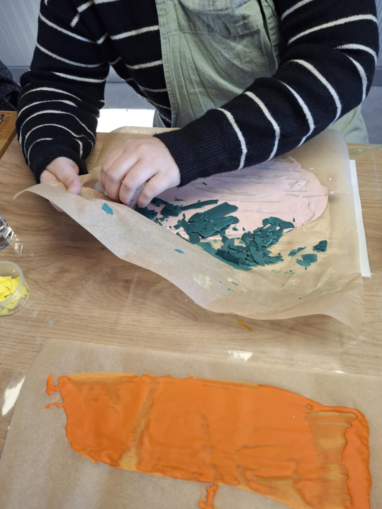 kleurrijk gieten met stukjes - Foto