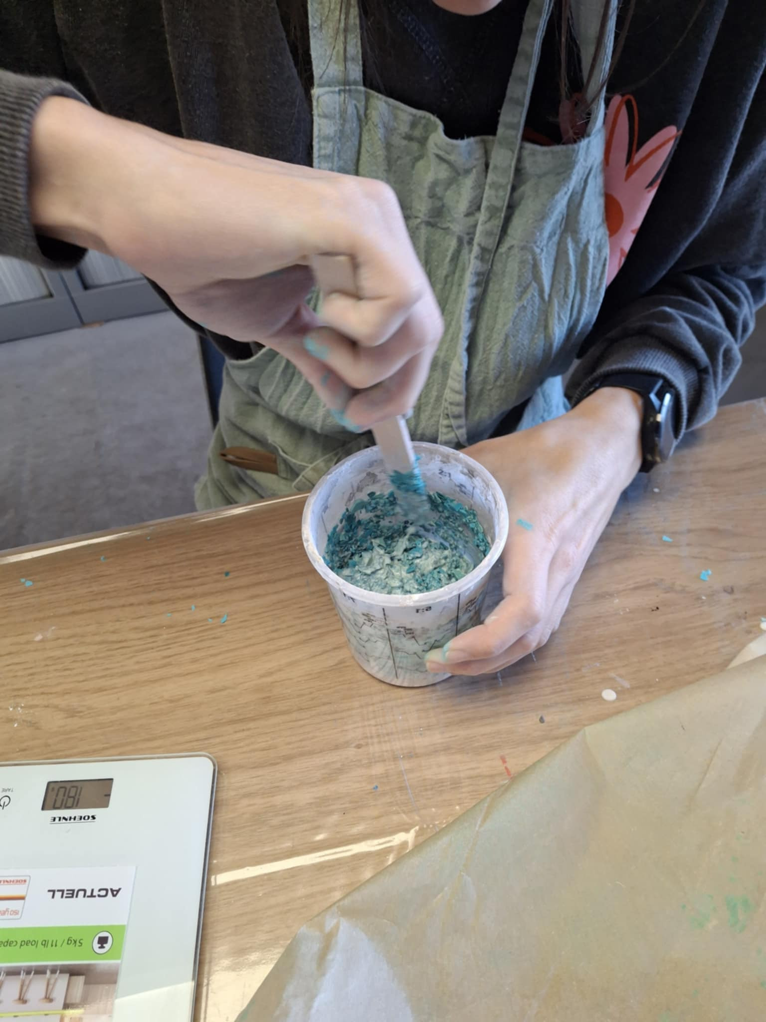 kleurrijk gieten met stukjes - Foto