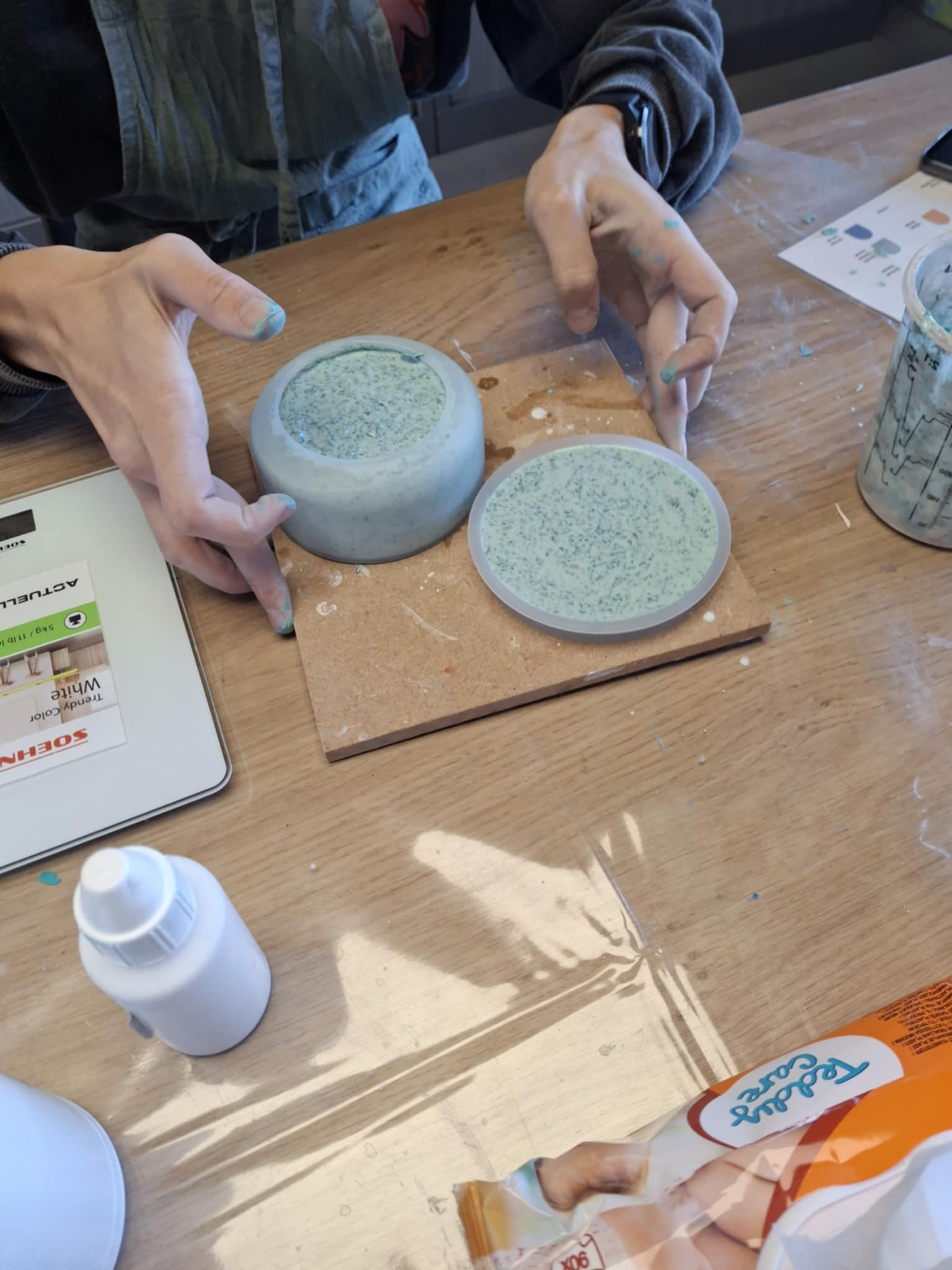 kleurrijk gieten met stukjes - Foto