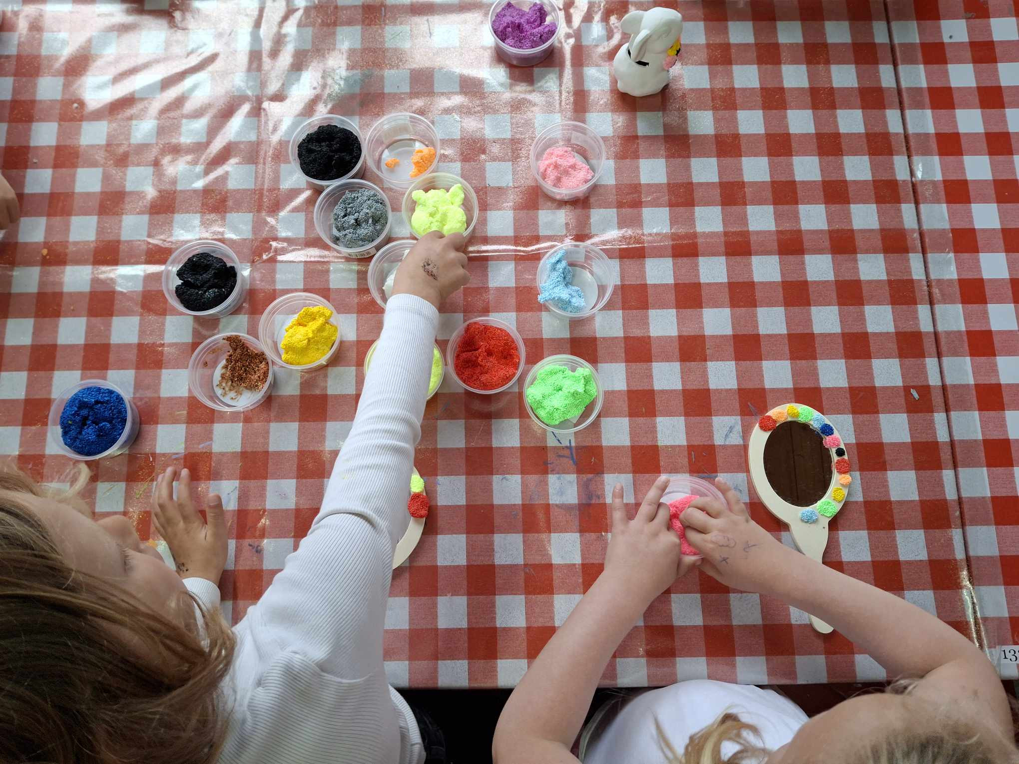 vorm en vrolijkheid met foam clay - Foto