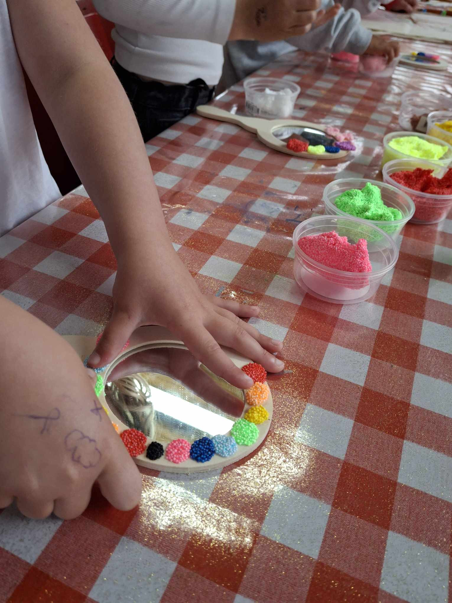 vorm en vrolijkheid met foam clay - Foto