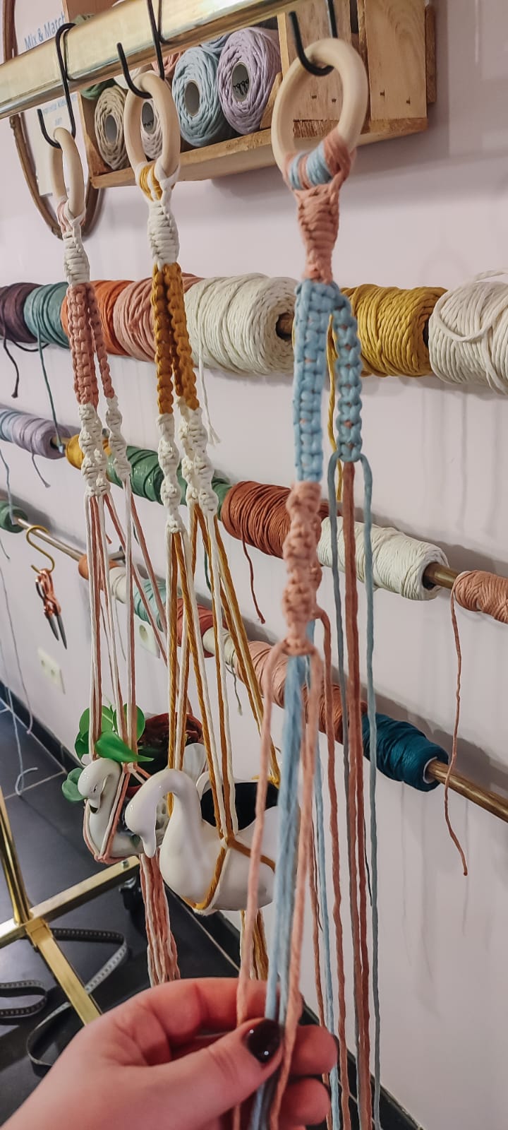 Macramé Vrijgezellenworkshop: knoop samen aan een uniek aandenken - Foto