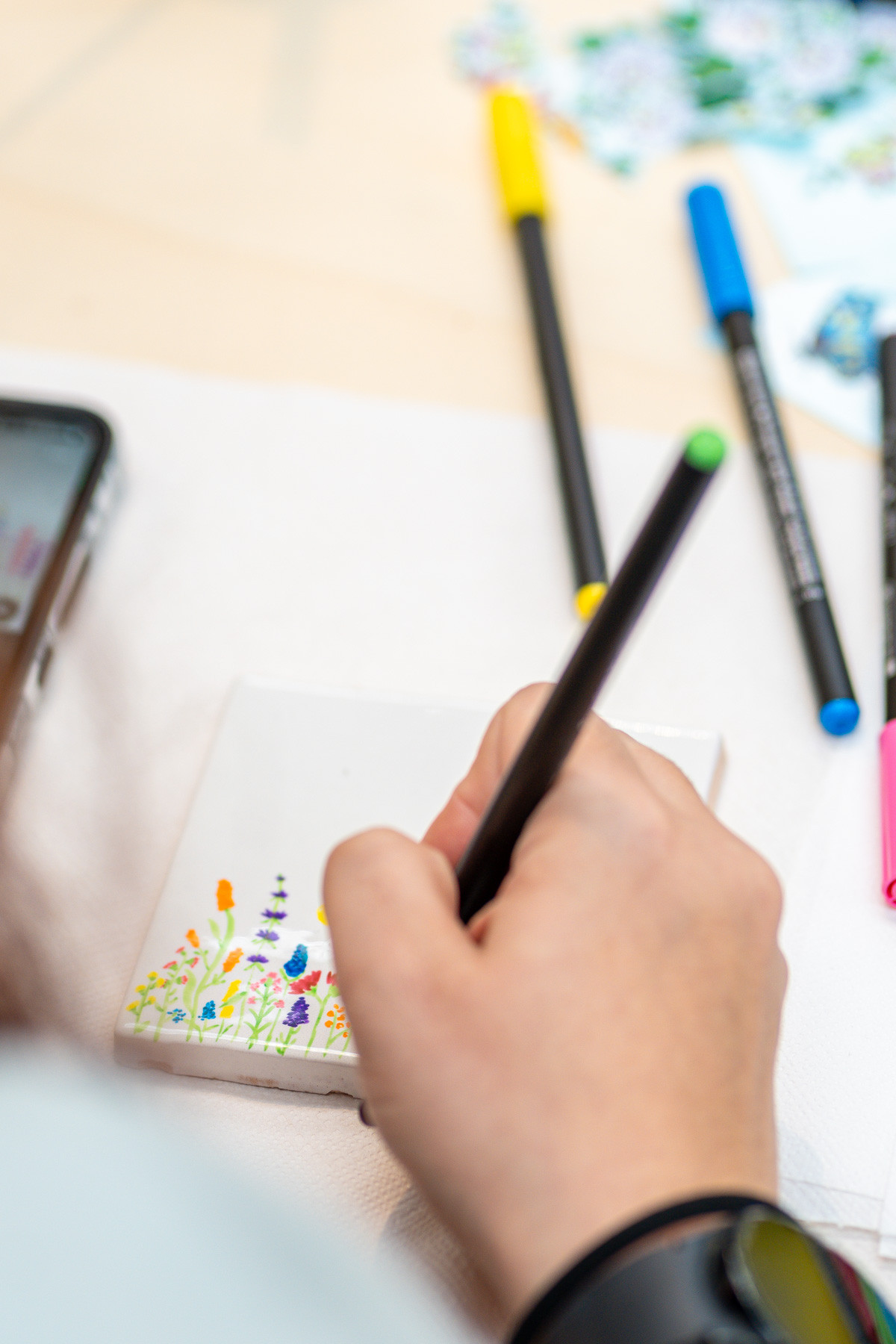 Maak je eigen, unieke tegel in een kleurrijk lijstje en geniet ondertussen van het lekkers van La Sala - Foto