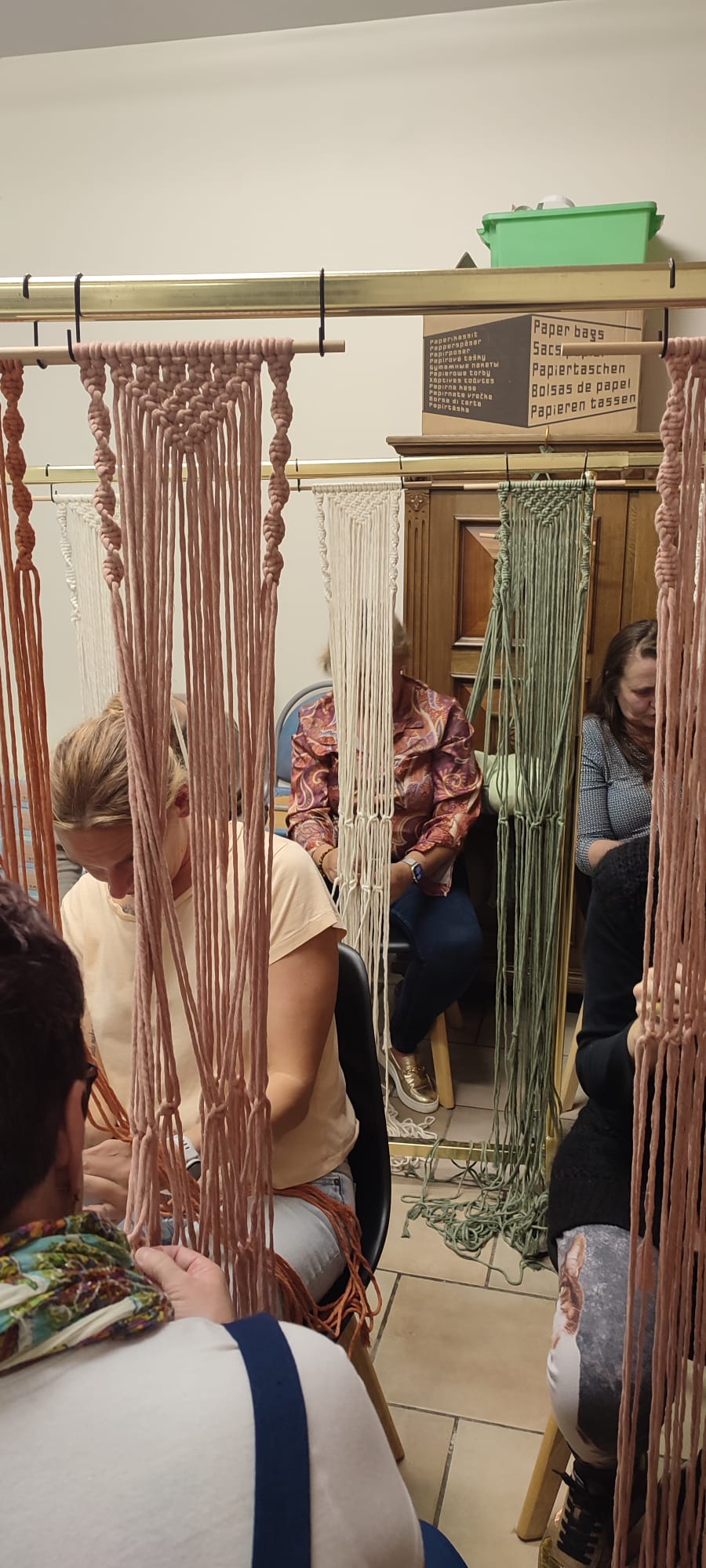 Macramé & Katjes – knoop een knusse hangmand voor je kat 🐾🧶🌸 - Foto