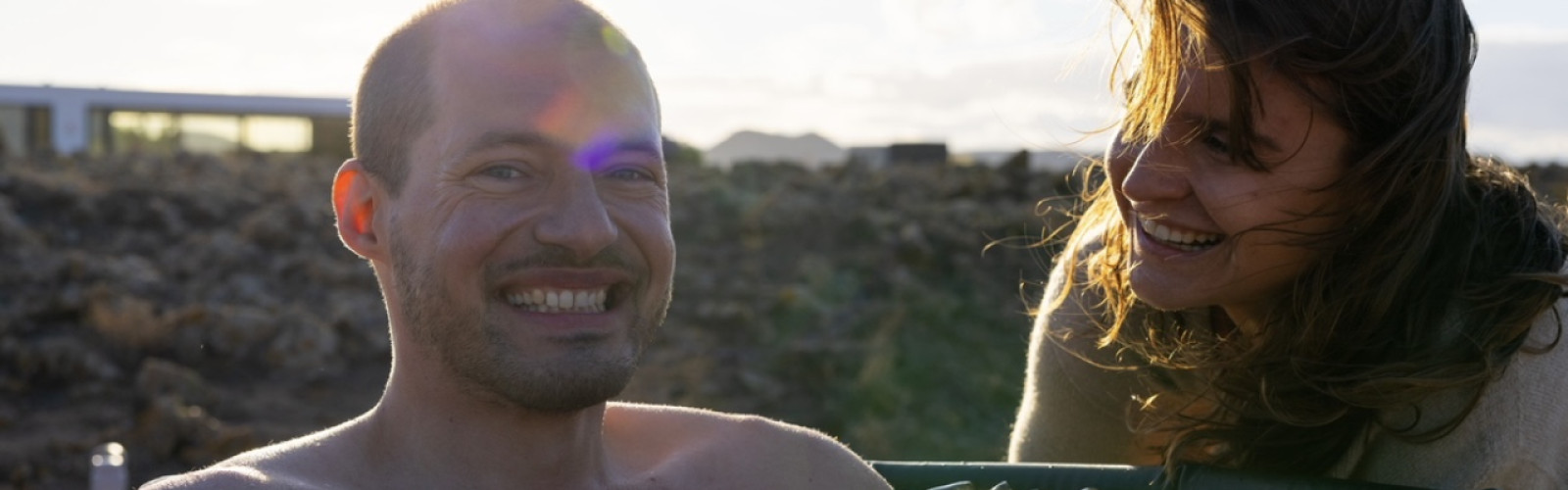 Man die in een ijsbad zit en coach