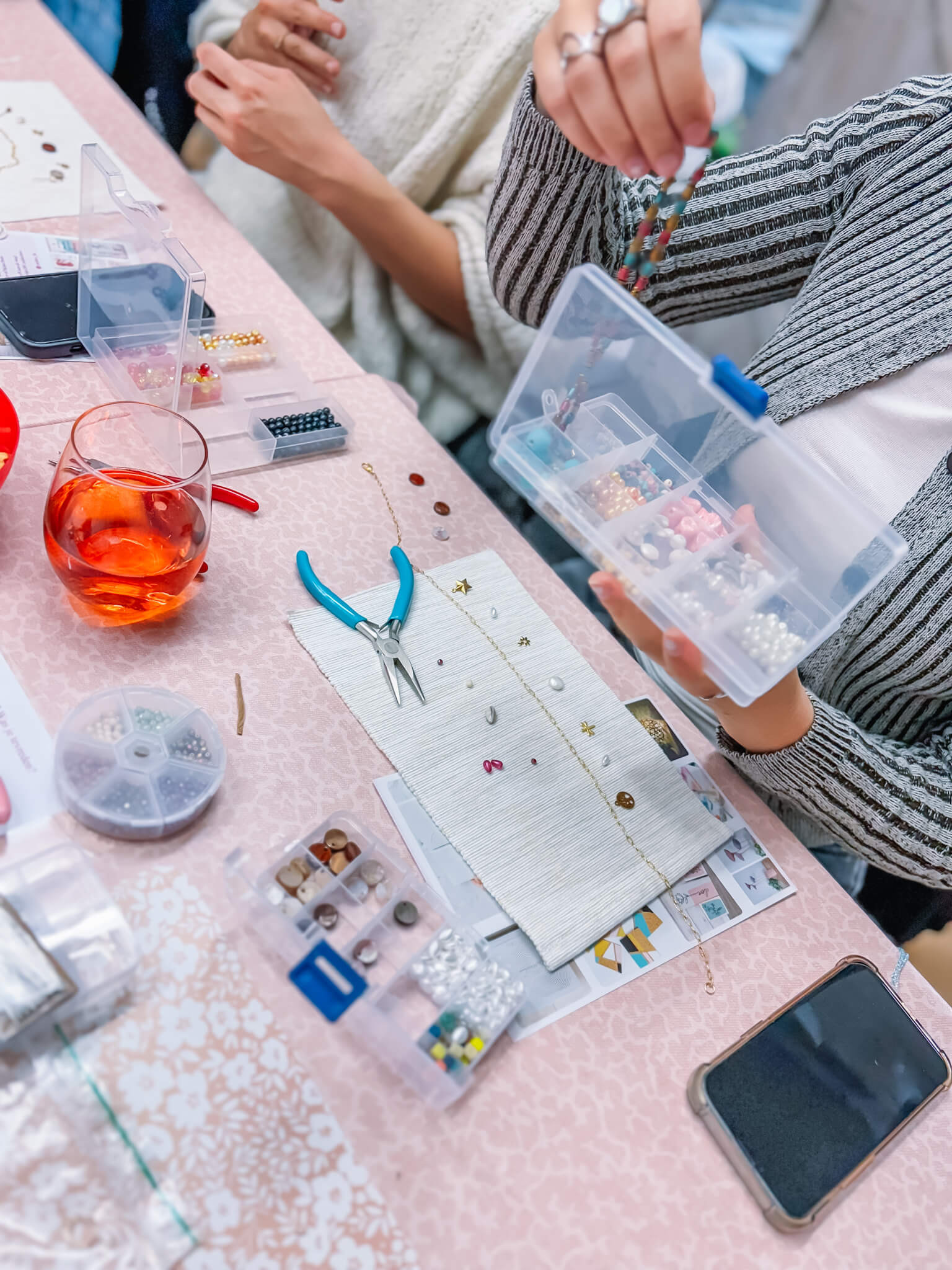 Beads Bar - Stel zelf je ketting samen - vrijgezellen - Foto