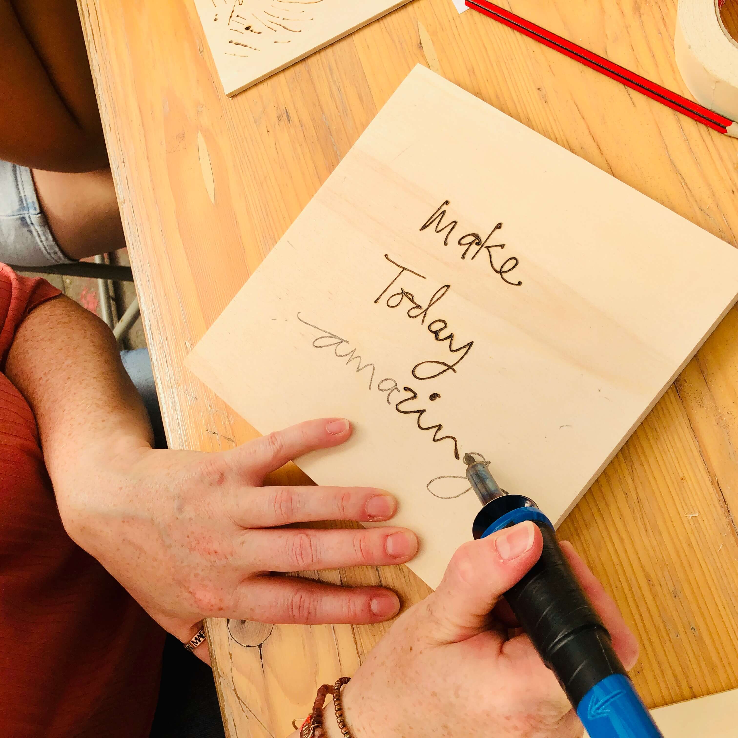 Pyrografie (houtbranden) voor Bachelorette parties - Foto