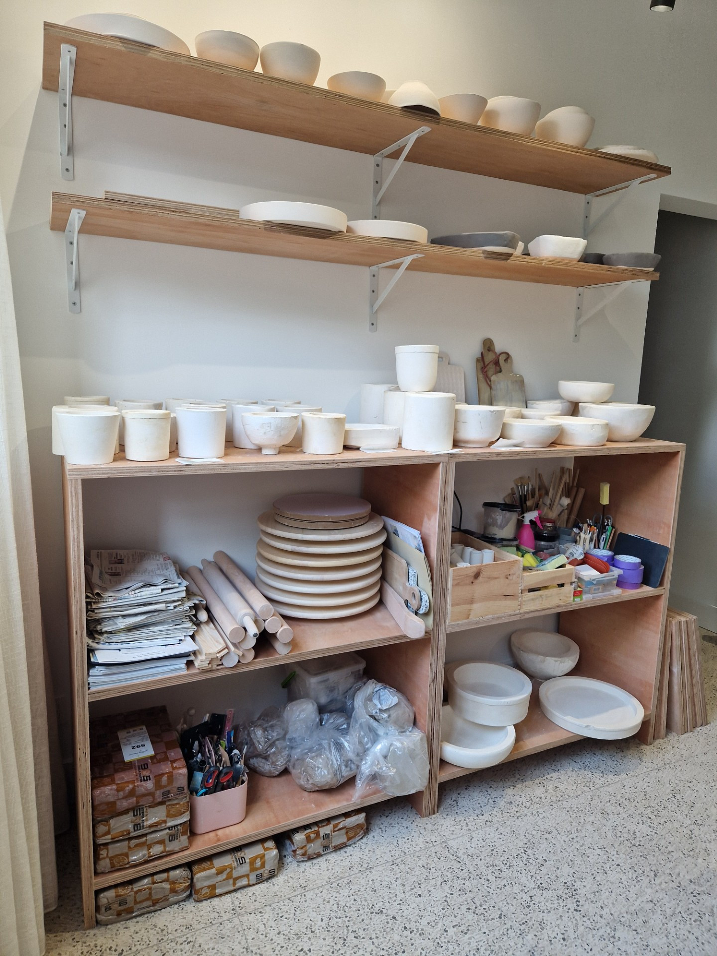 Keramiek kommetjes maken op mal - Foto