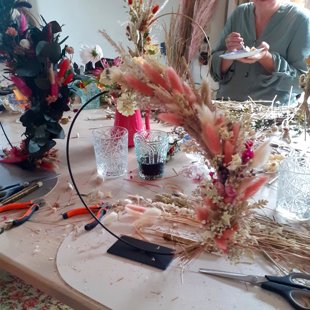 Kinderfeestje: Flowerhoop maken met droogbloemen - Foto