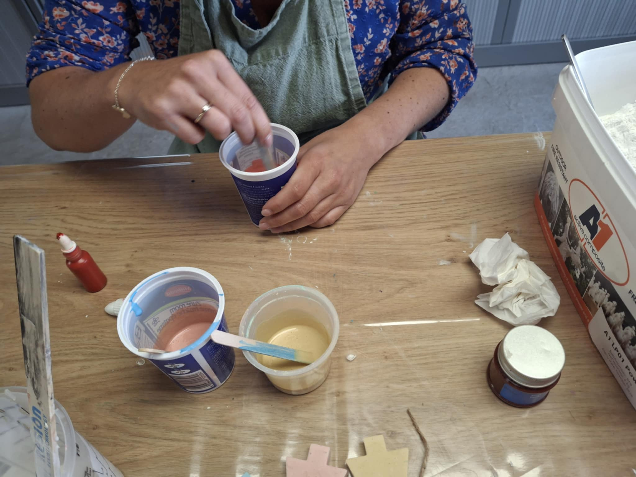 kleurrijk gieten met stukjes - Foto