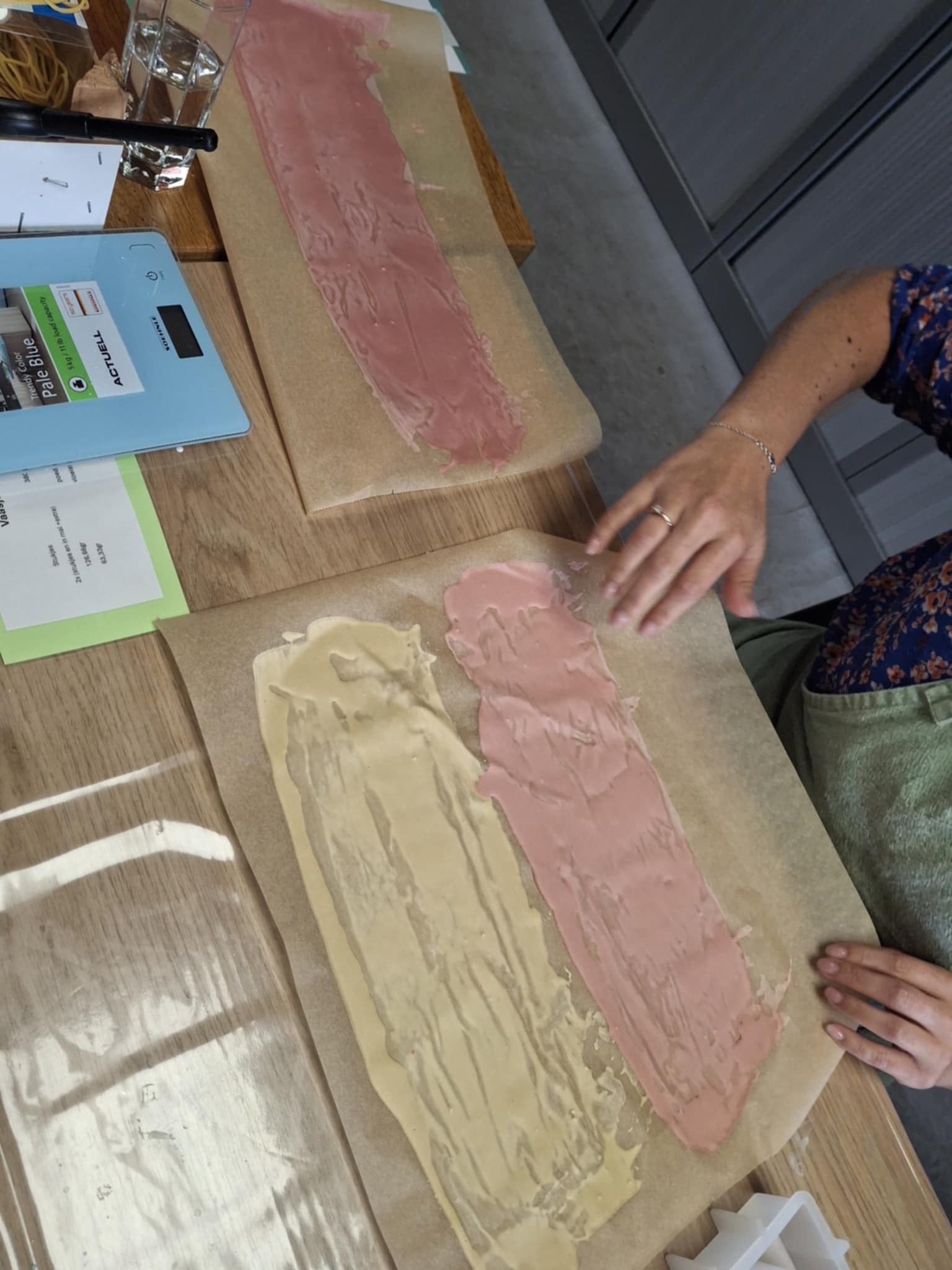 kleurrijk gieten met stukjes - Foto