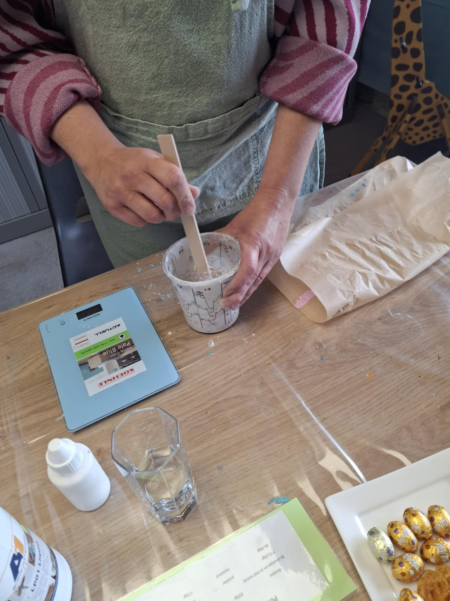 kleurrijk gieten met stukjes - Foto