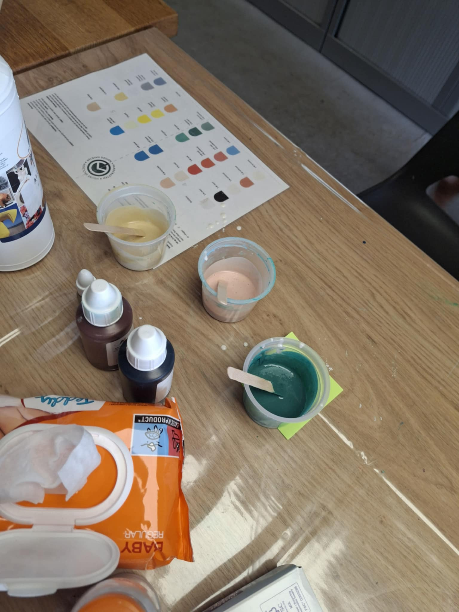 kleurrijk gieten met stukjes - Foto