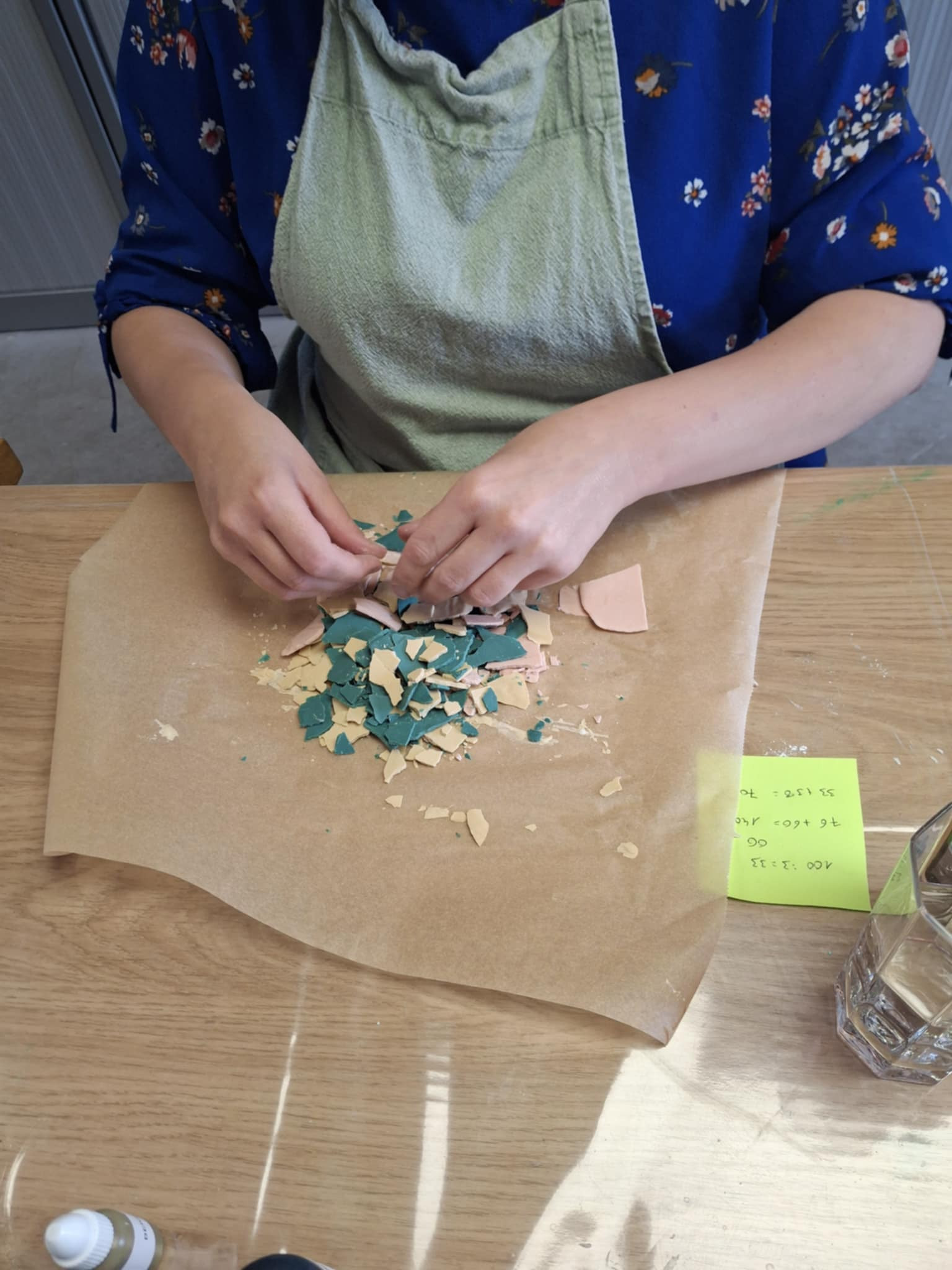 kleurrijk gieten met stukjes - Foto