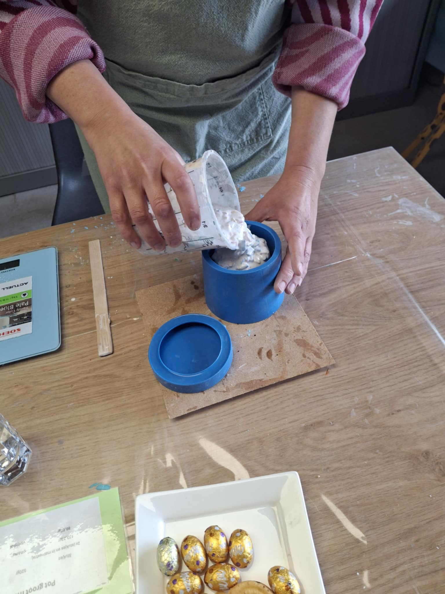 kleurrijk gieten met stukjes - Foto