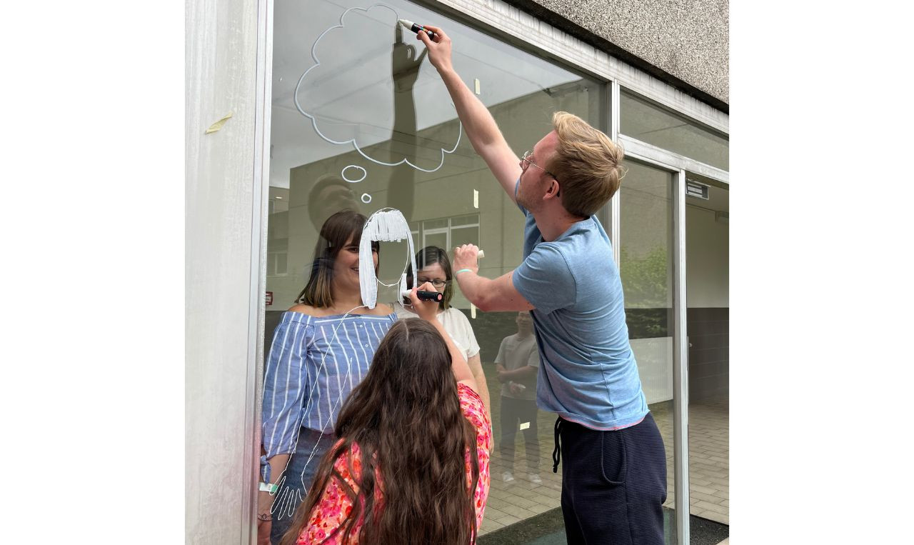 Raamtekenen als teambuilding Workshop 🖍 - Foto