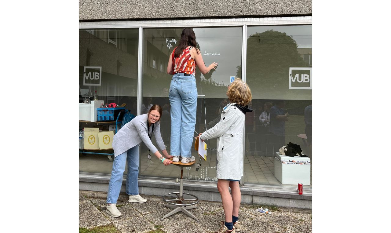 Raamtekenen als inloop workshop op een event - Foto