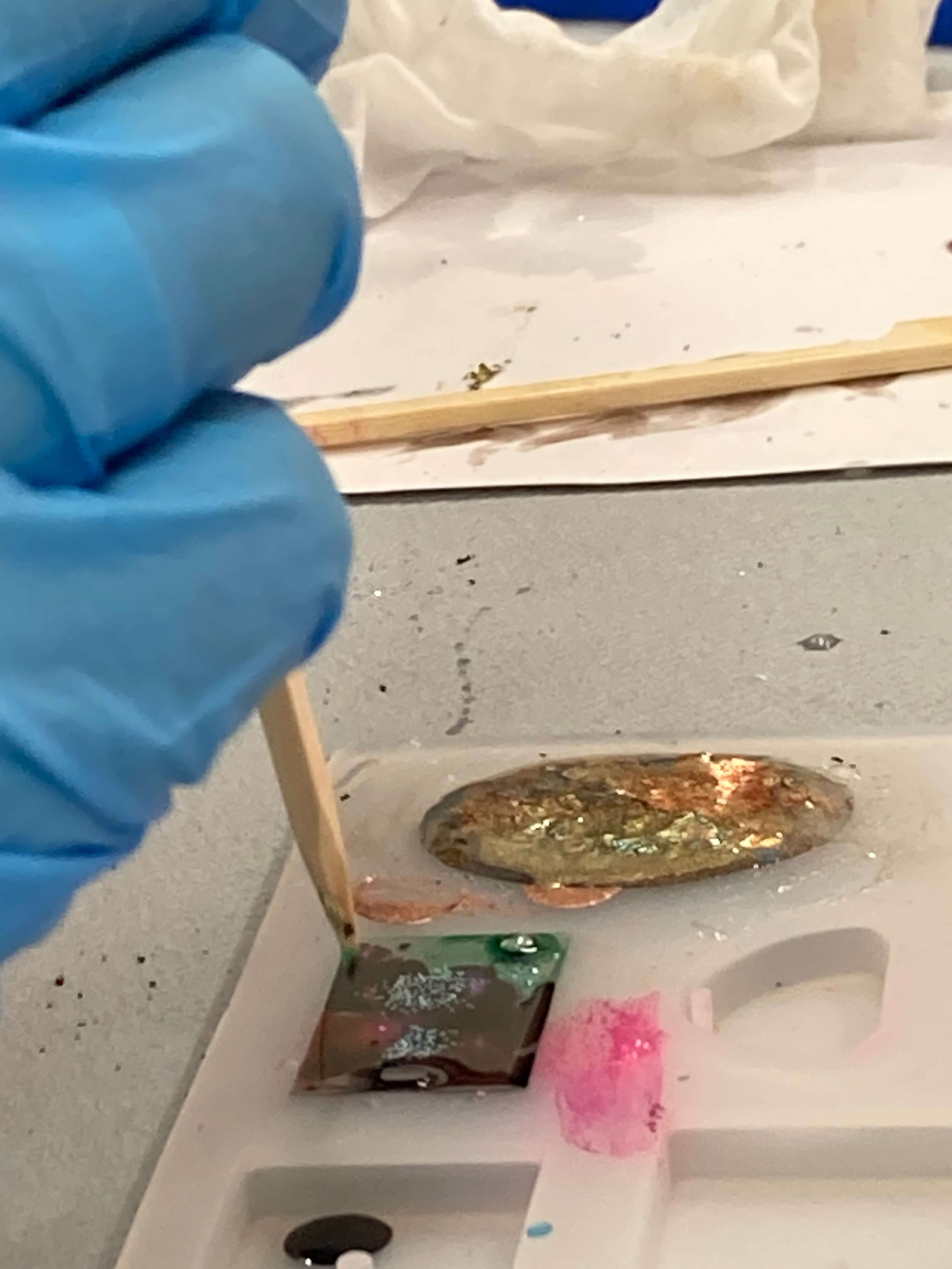 Schitter met je eigen juwelen, workshop juwelen in hars (resin) - Foto