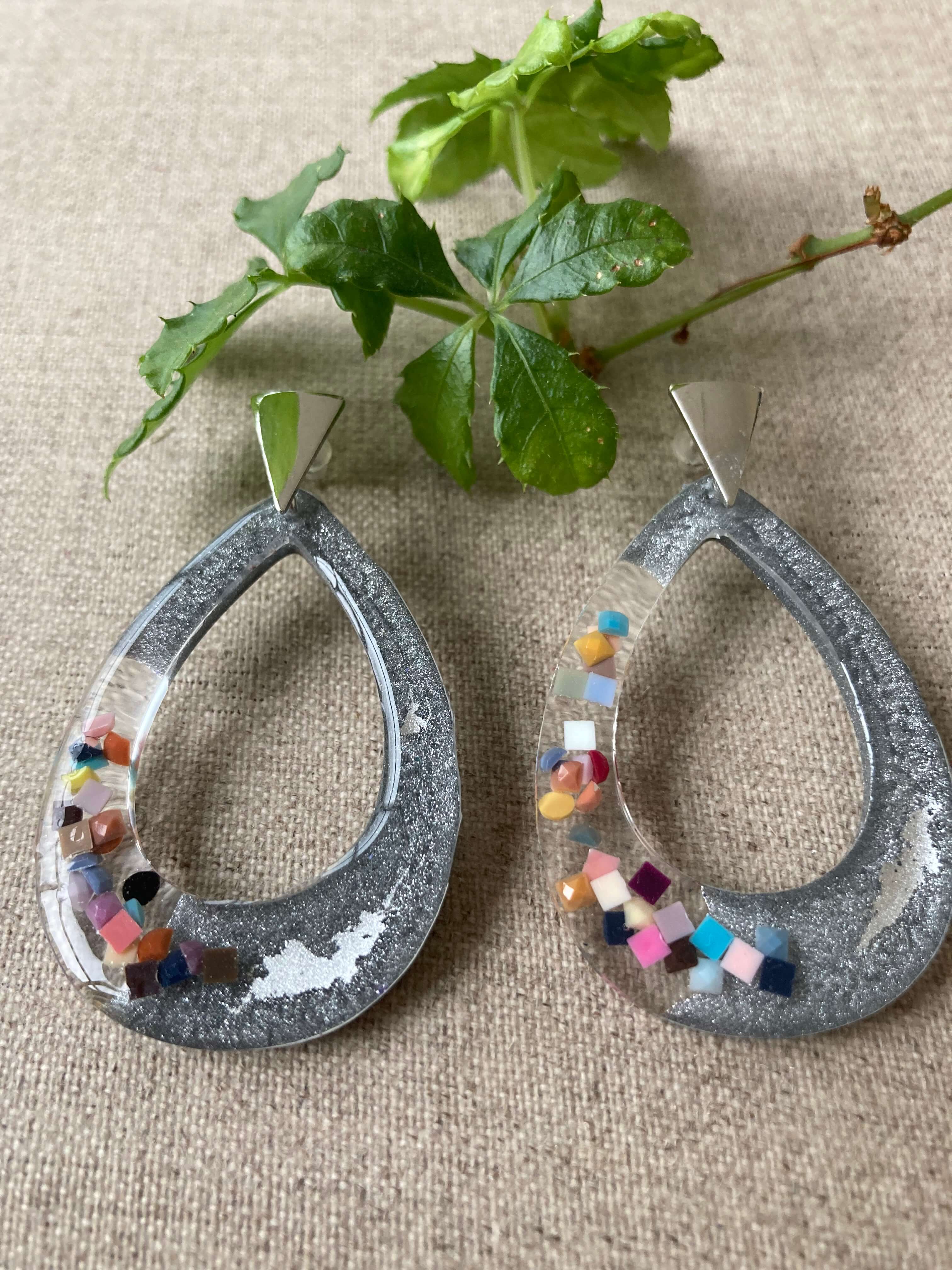 Schitter met je eigen juwelen, workshop juwelen in hars (resin) - Foto