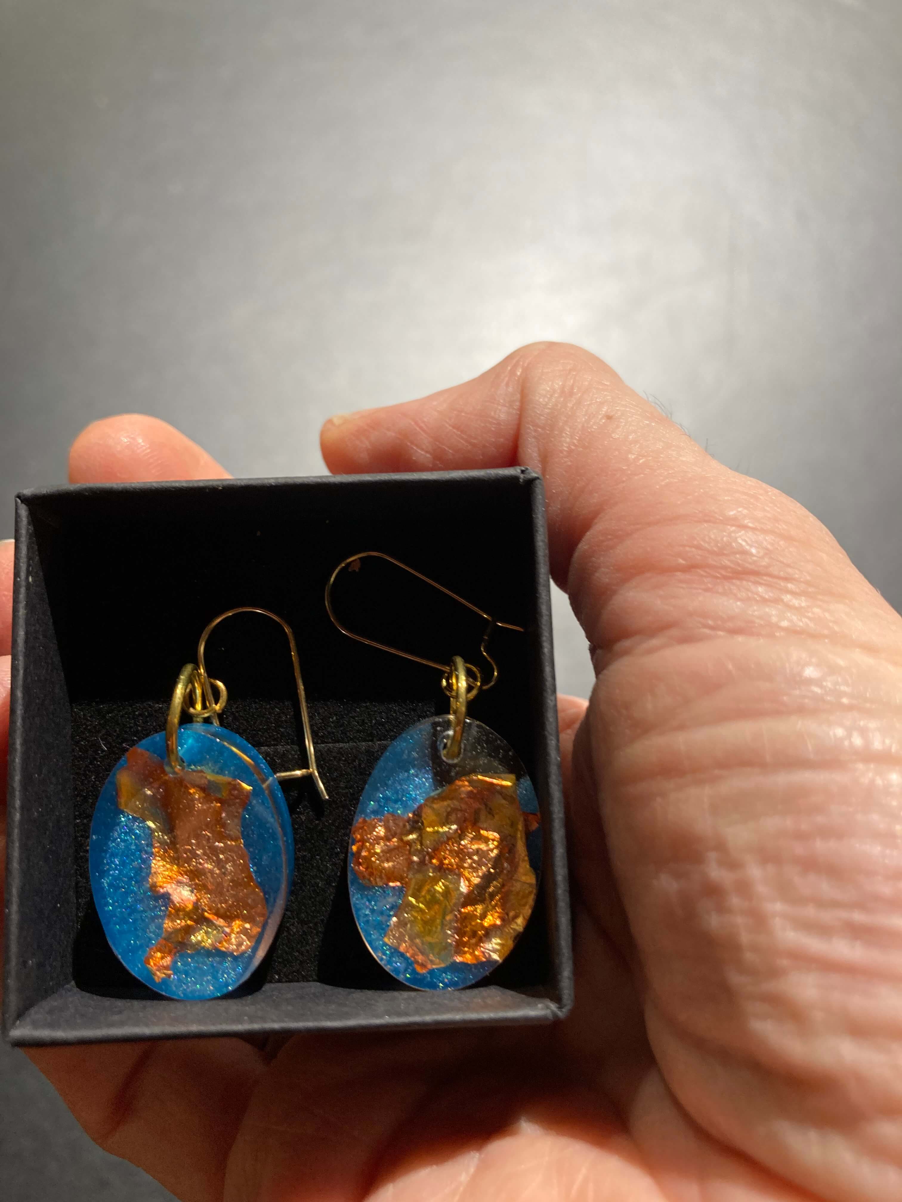 maak je eigen juwelen in resin/ hars - Foto