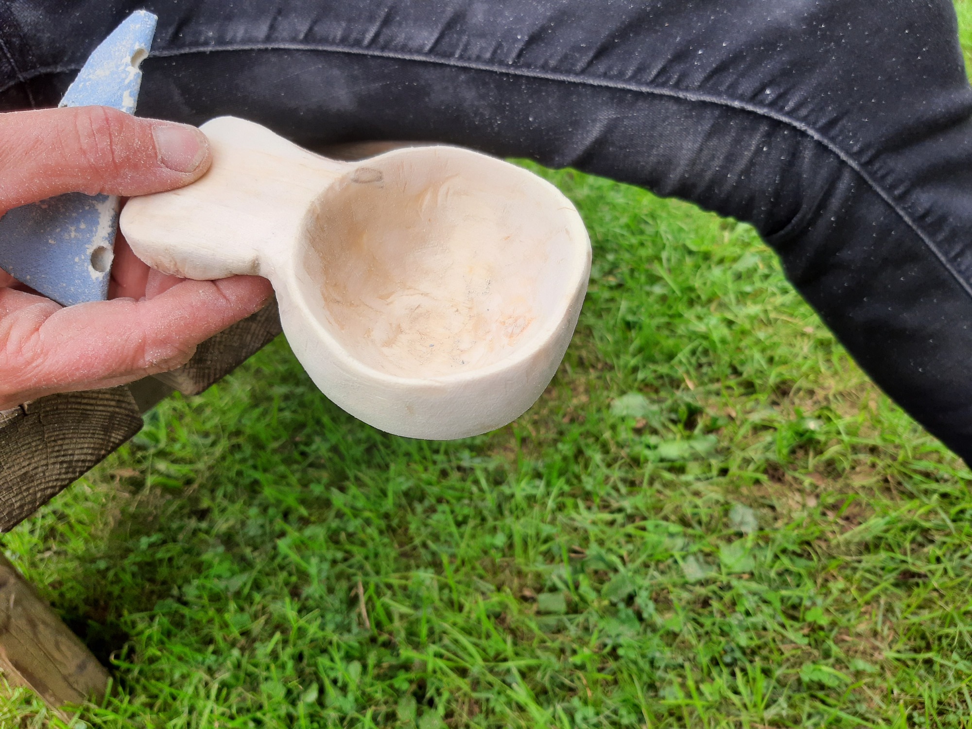 workshop scandinavische beker (kuksa) snijden - Foto