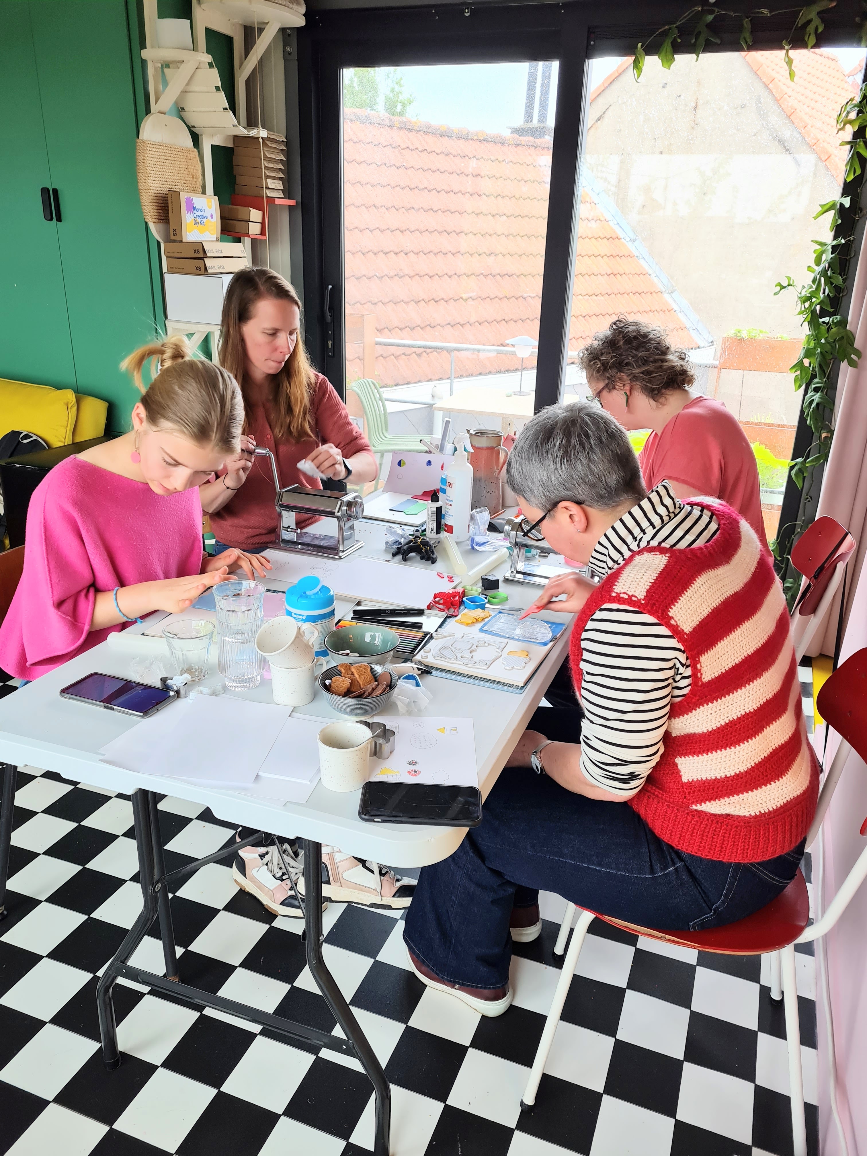 Statement juwelen uit polymeerklei - zeefdrukken, patroon en embossen - Foto