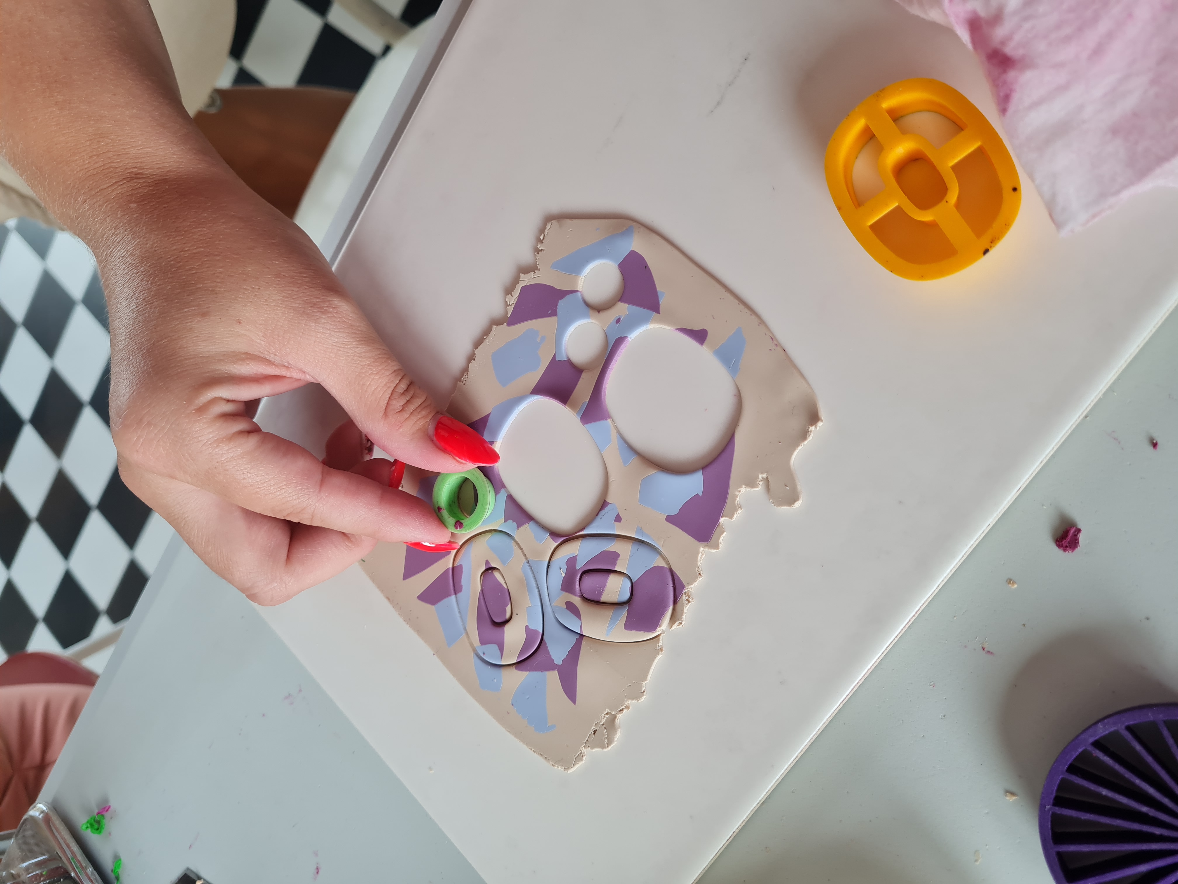 Statement juwelen uit polymeerklei - zeefdrukken, patroon en embossen - Foto