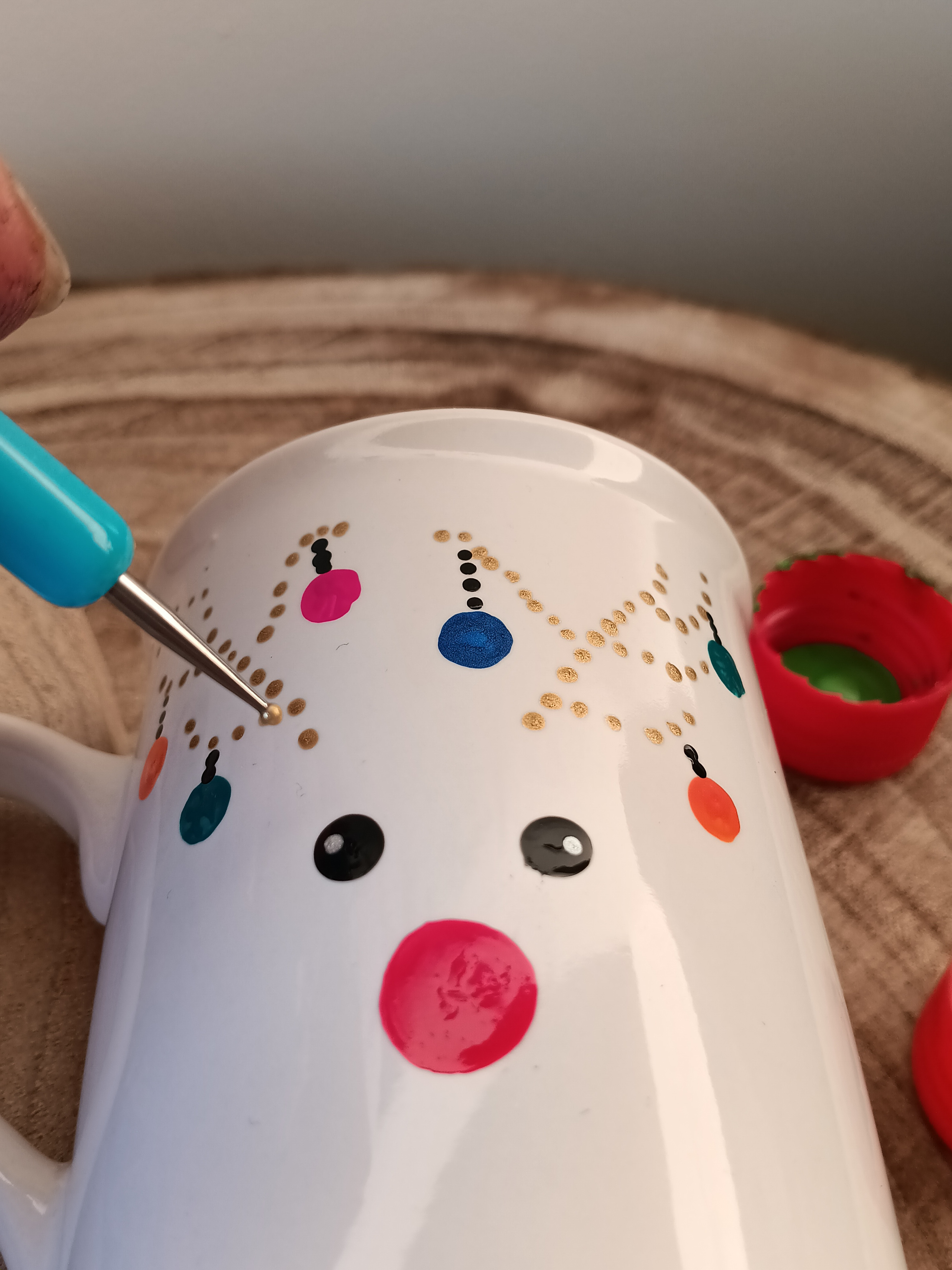 DOT Painting: Kerstige stipkunst op porselein @Libelle winterfair - 16/11 om 16u - Foto