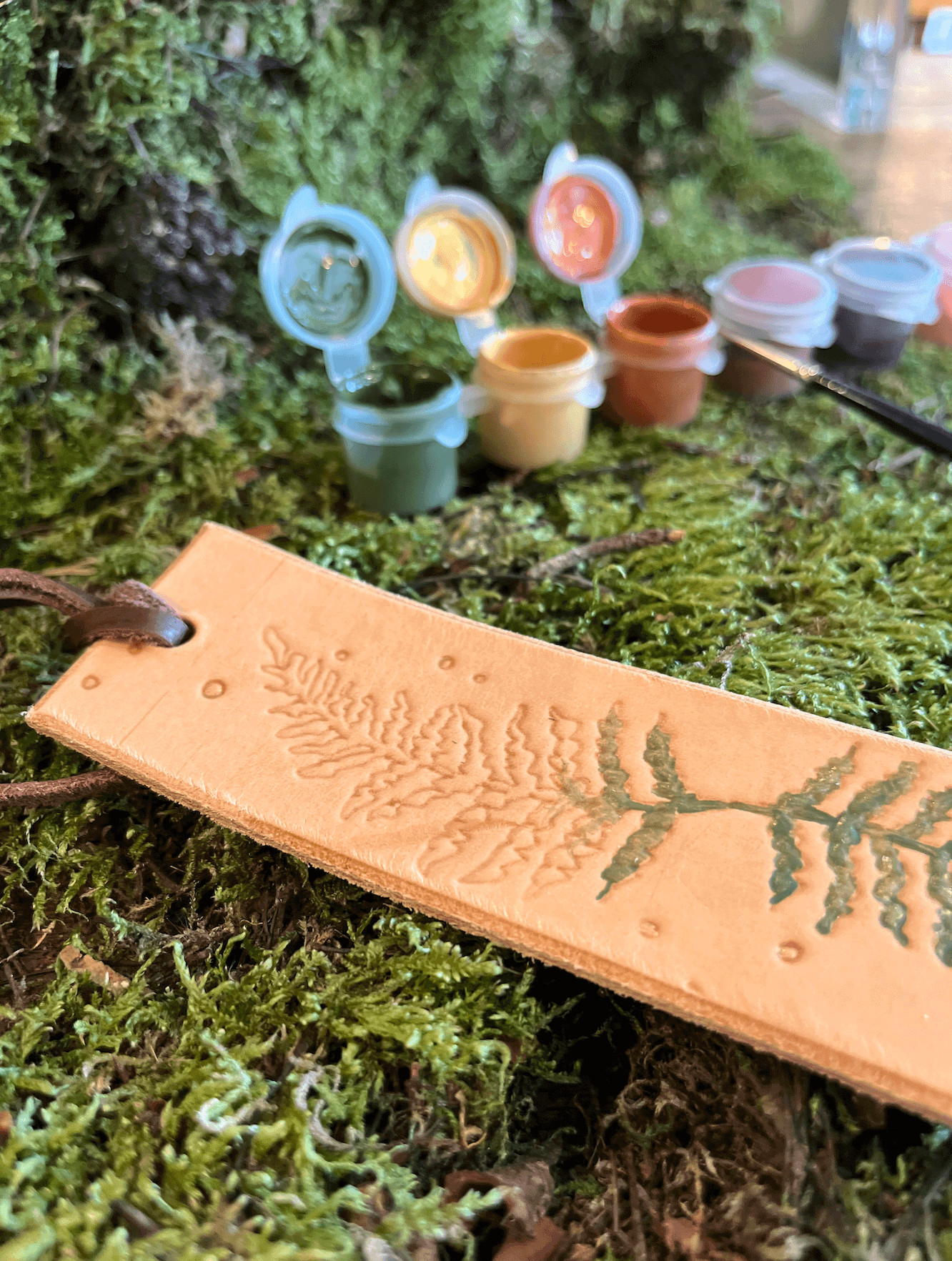 Lederen boekenlegger met leather carving @Libelle Winterfair - 14/11/2025 om 14u30 - Foto